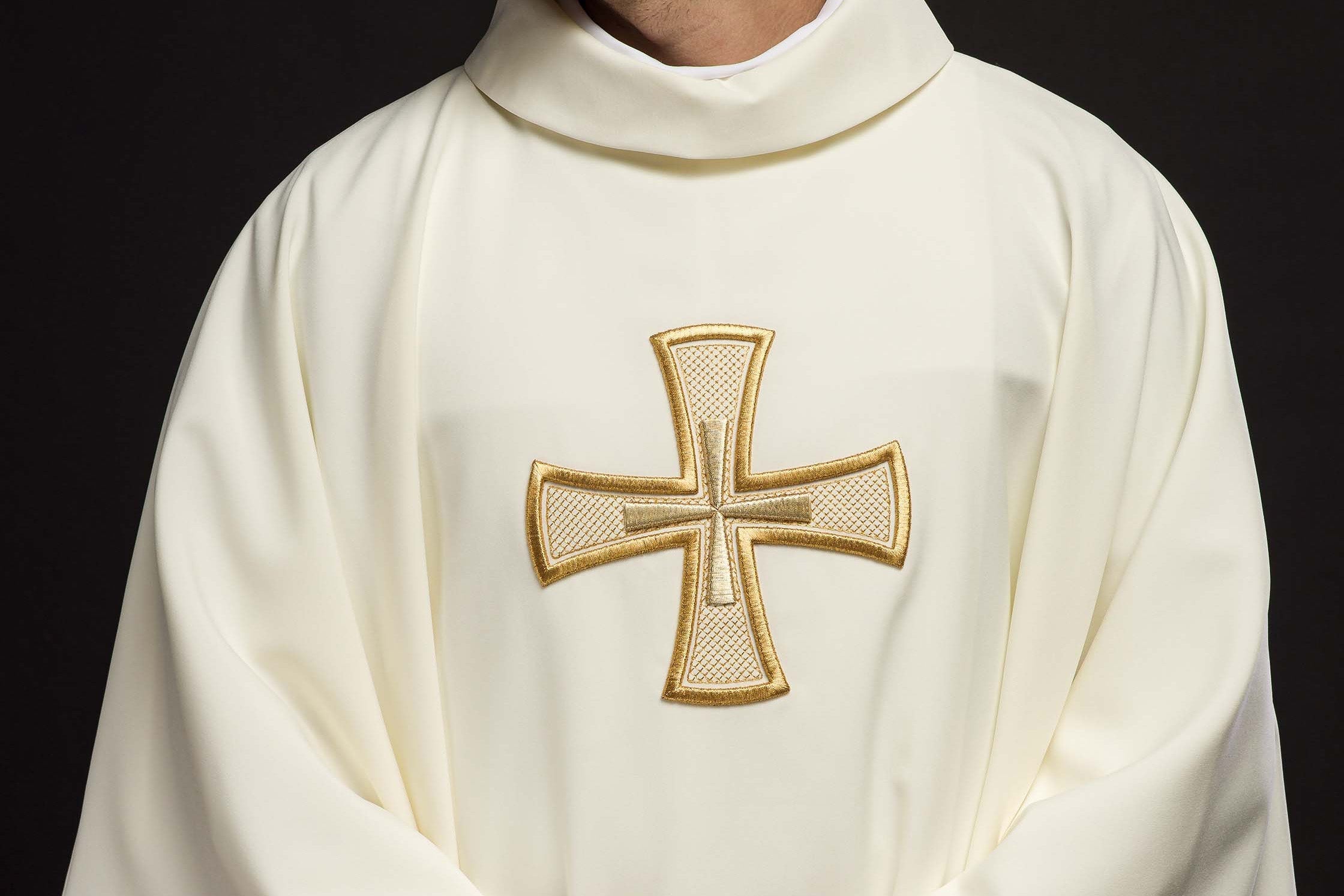 Come scegliere il paramento ideale per una Messa in suffragio della Patria? - PERILPRETE.IT