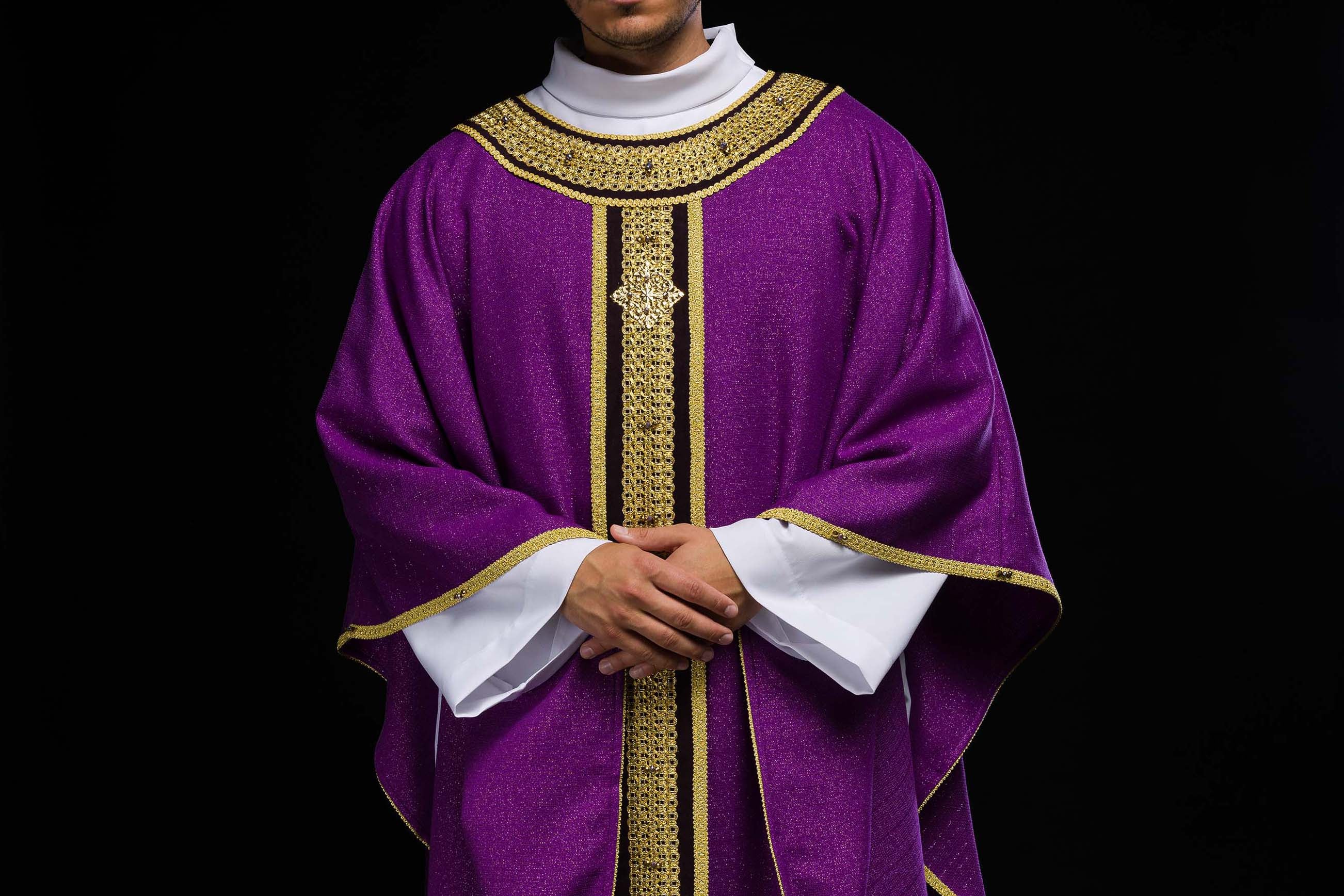 Completo di paramenti liturgici: cosa dovrebbe esserci nell'equipaggiamento di una parrocchia? - PERILPRETE.IT