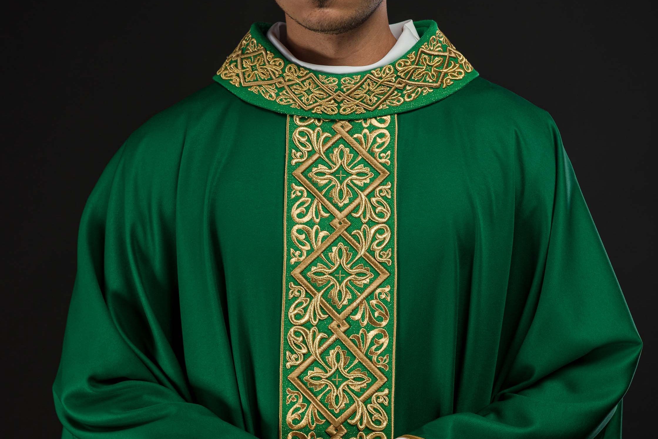 L'abbigliamento liturgico corretto del sacerdote – cosa dice l'istruzione? - PERILPRETE.IT