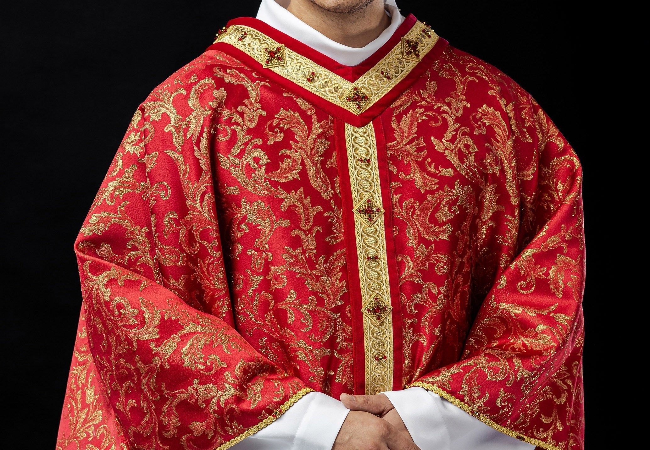 Paramenti ricamati a mano vs. a macchina: cosa scegliere? - PERILPRETE.IT