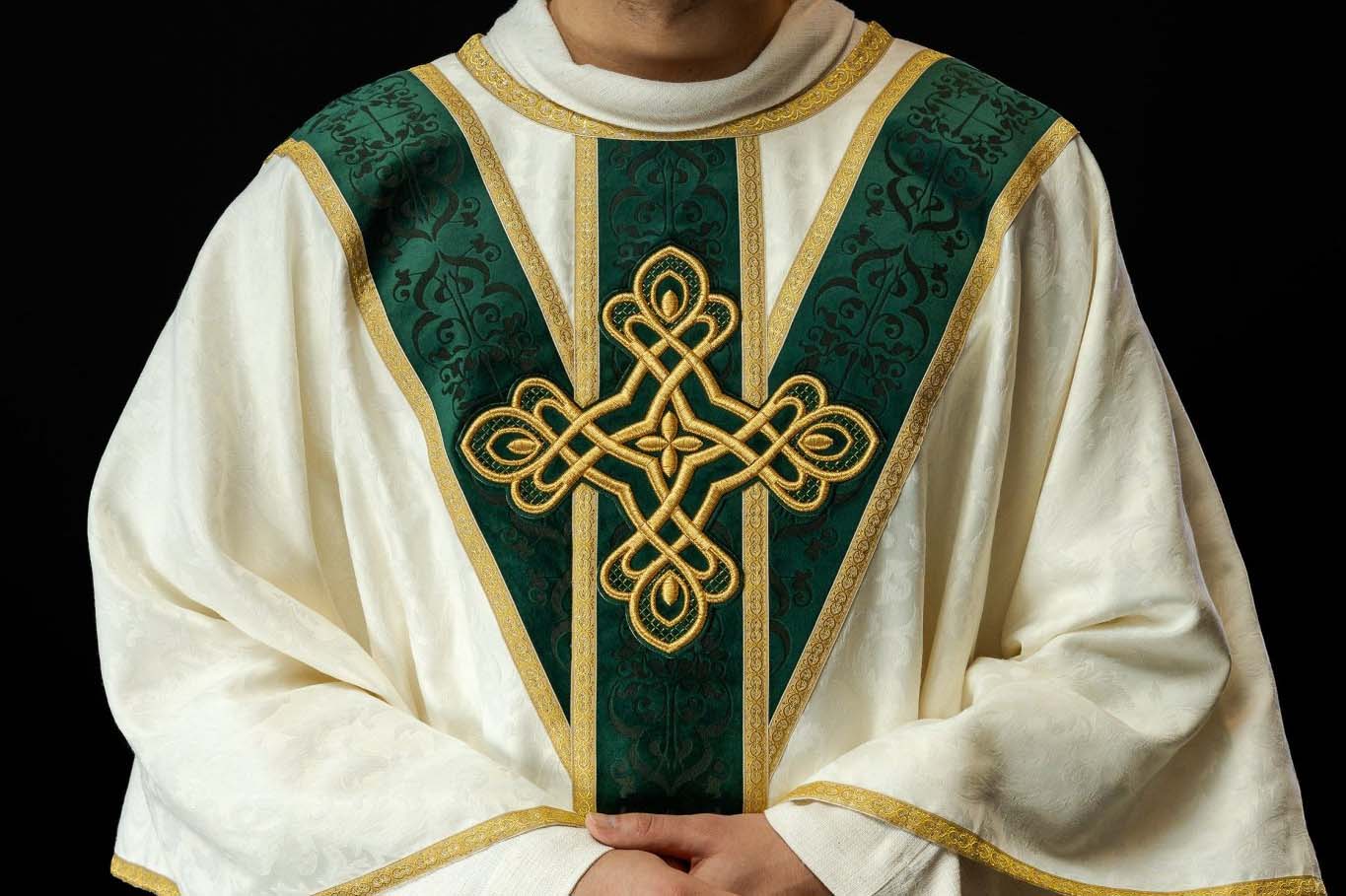 Paramenti sacri moderni: è possibile combinare tradizione e design? - PERILPRETE.IT