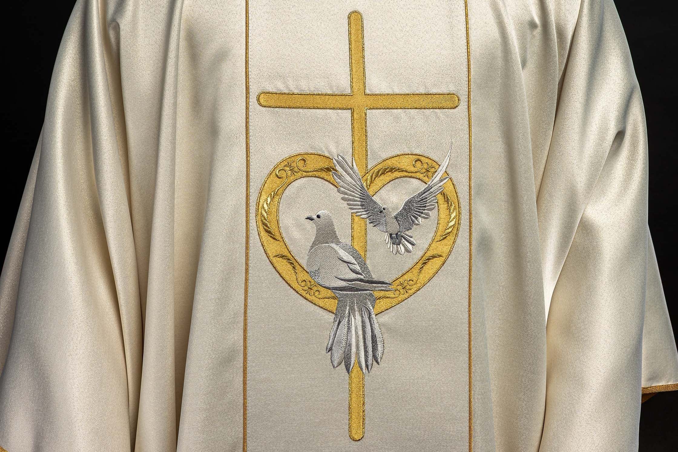 Paramenti sacri per matrimoni: simbologia ed estetica - PERILPRETE.IT