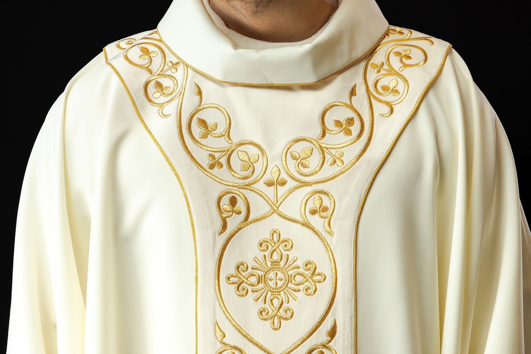 Quali paramenti per la Solennità di Cristo Re? Guida all'eleganza liturgica e alla simbologia - PERILPRETE.IT