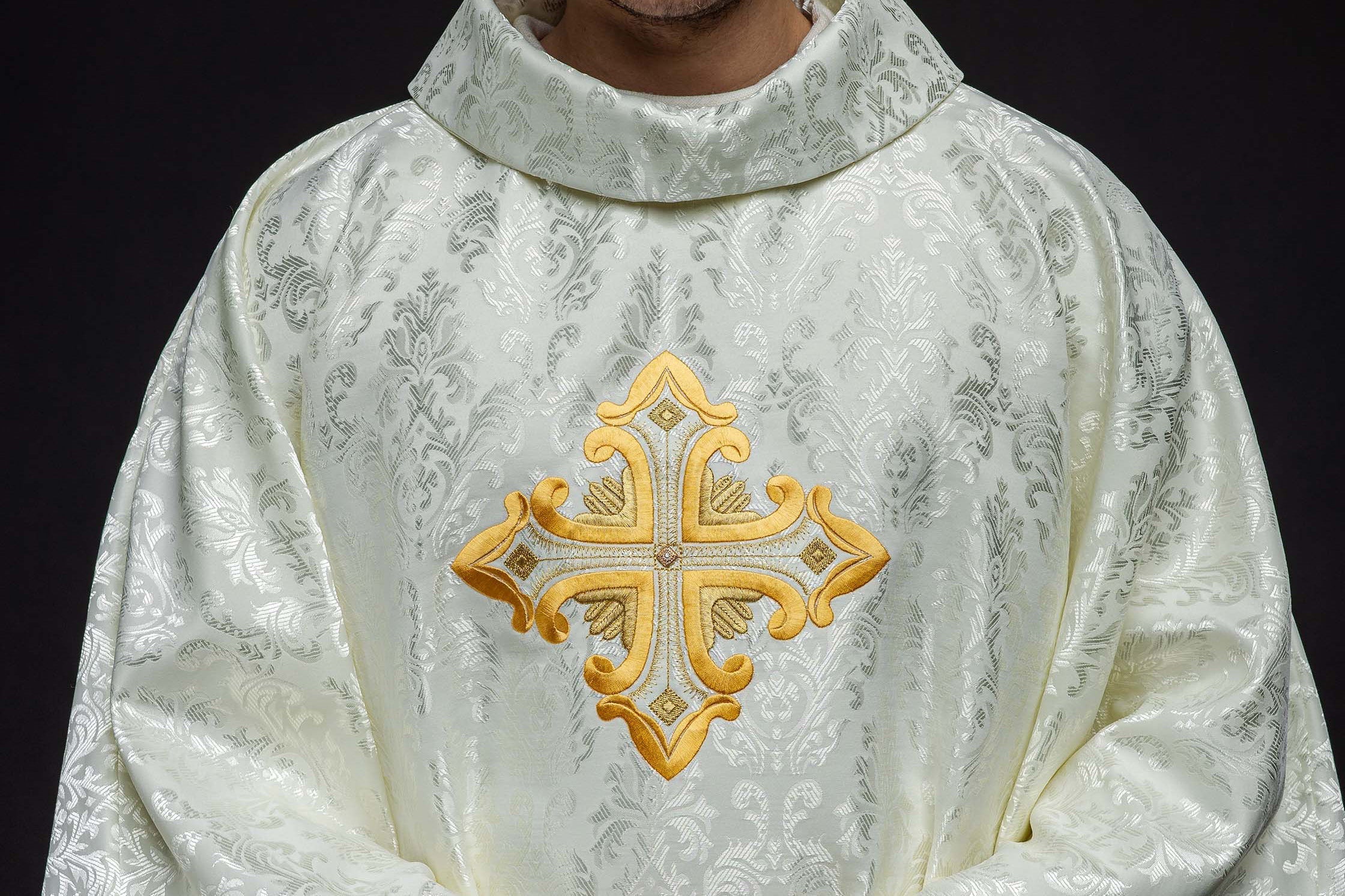 Un sacerdote può possedere un proprio paramento, indipendente dalla parrocchia? - PERILPRETE.IT