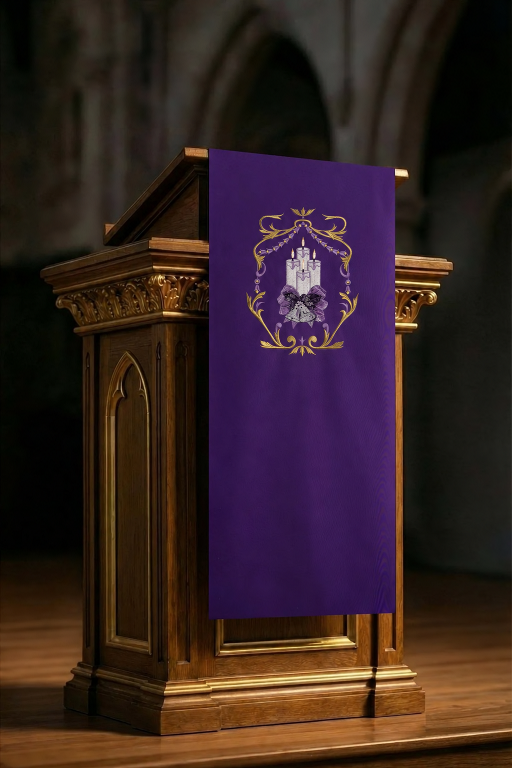 Viola coprileggio ricamato con motivo delle Candele, vista frontale con candele e decorazioni dorate
