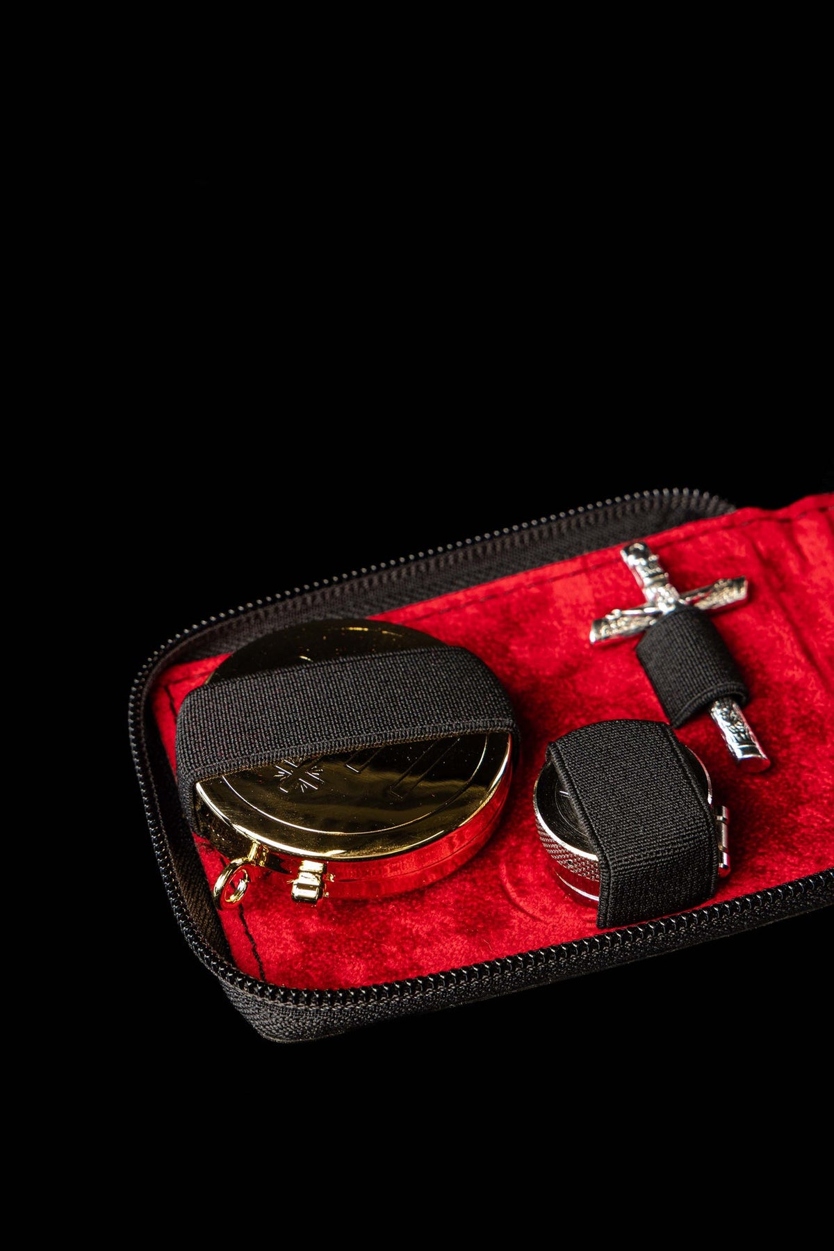 Borsa con dotazione liturgica e piccola croce, 8 cm