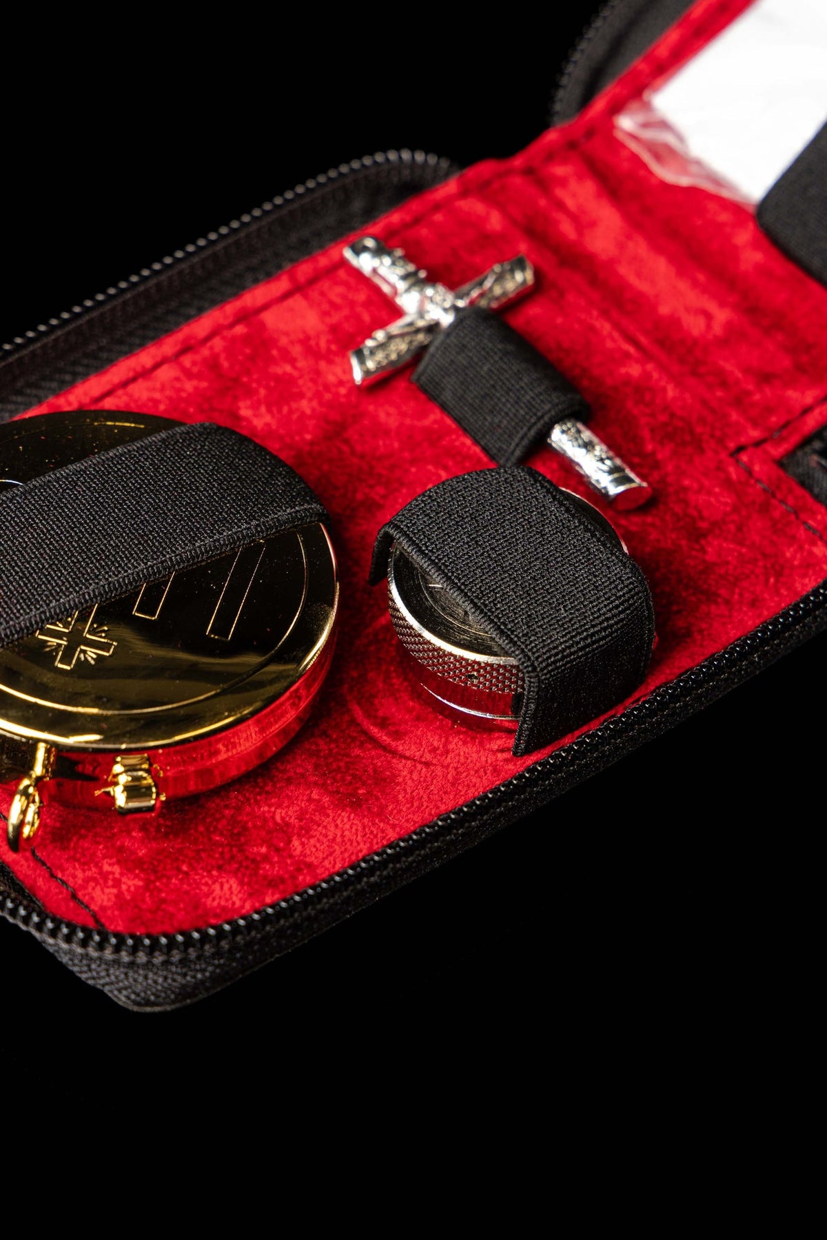 Borsa con dotazione liturgica e piccola croce, 8 cm