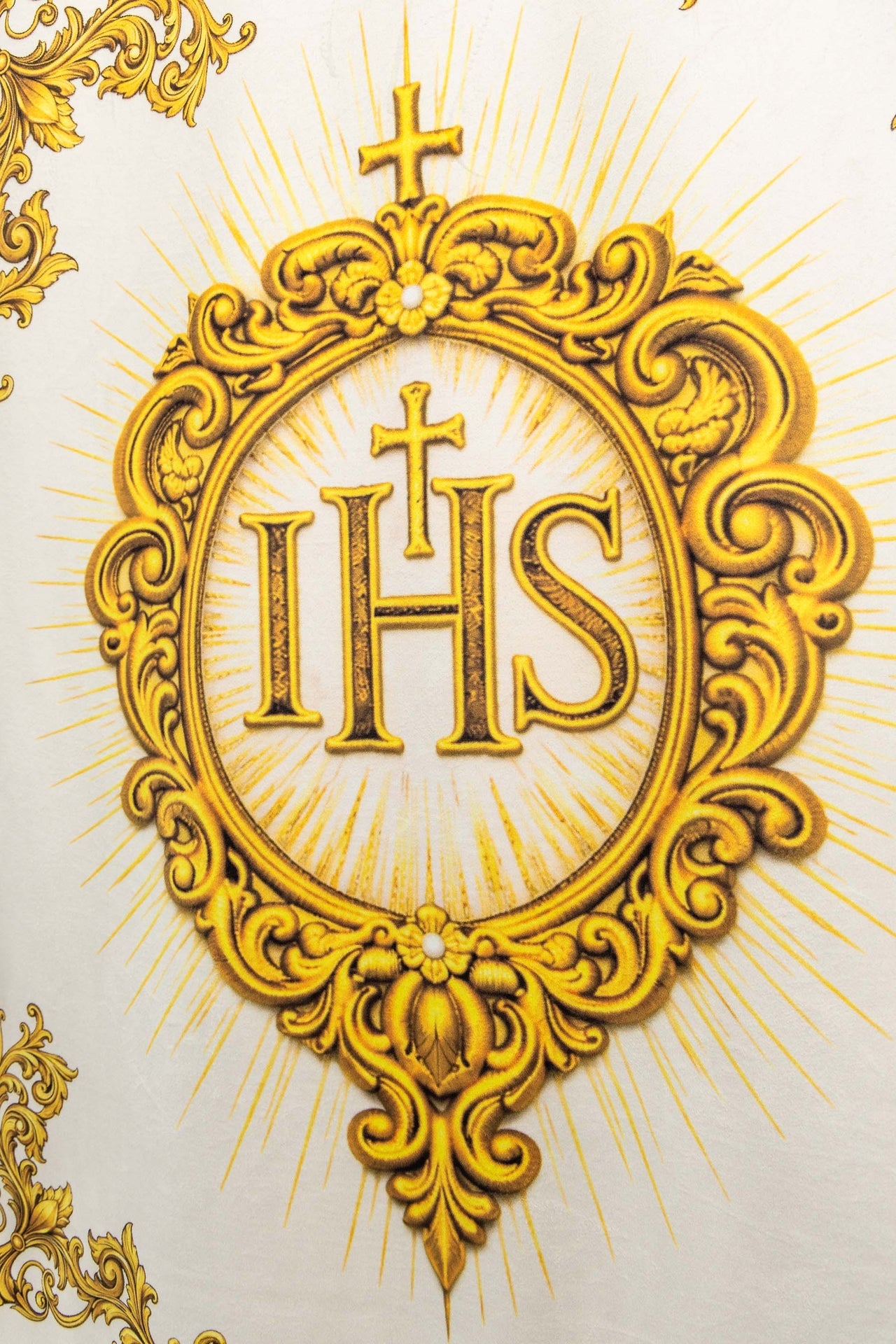 Stendardo liturgico stampato fronte-retro con il Sacro Cuore di Gesù e il cristogramma IHS