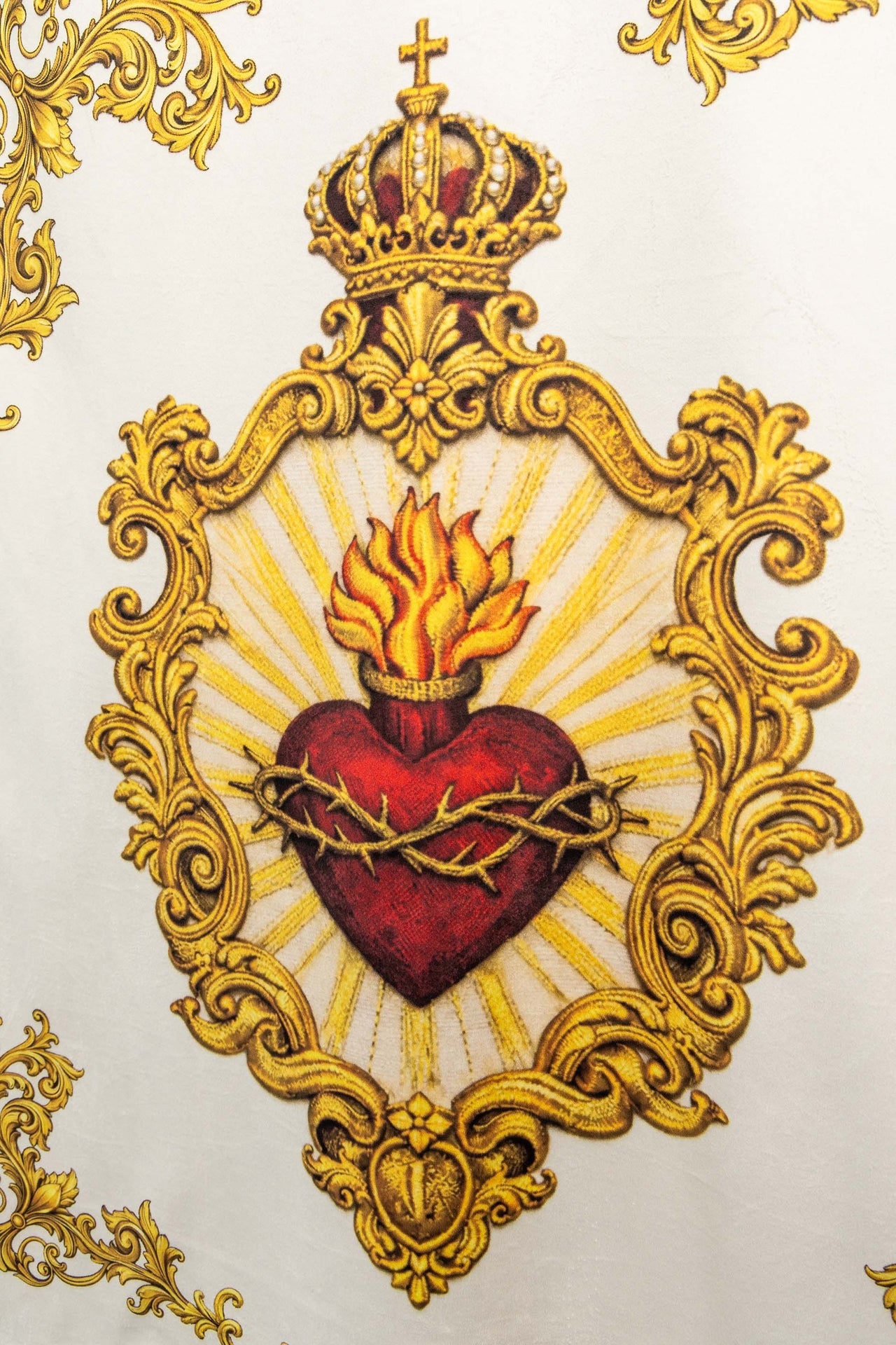 Stendardo liturgico stampato fronte-retro con il Sacro Cuore di Gesù e il cristogramma IHS