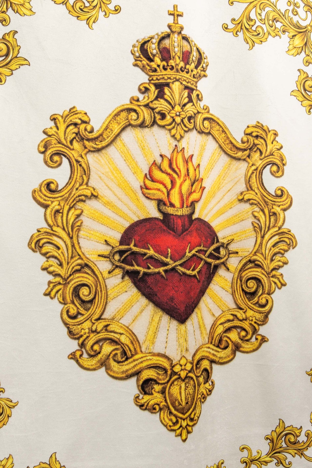 Stendardo liturgico stampato fronte-retro con il Sacro Cuore di Gesù e il cristogramma IHS