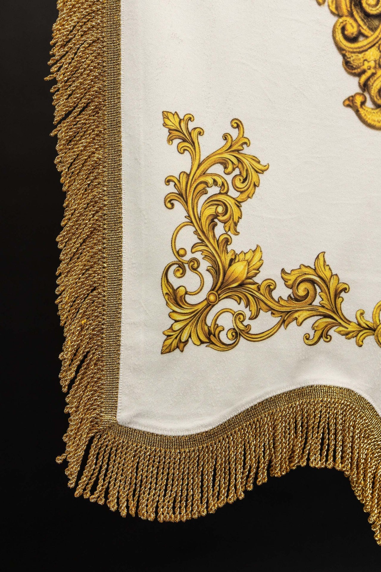 Stendardo liturgico stampato fronte-retro con il Sacro Cuore di Gesù e il cristogramma IHS