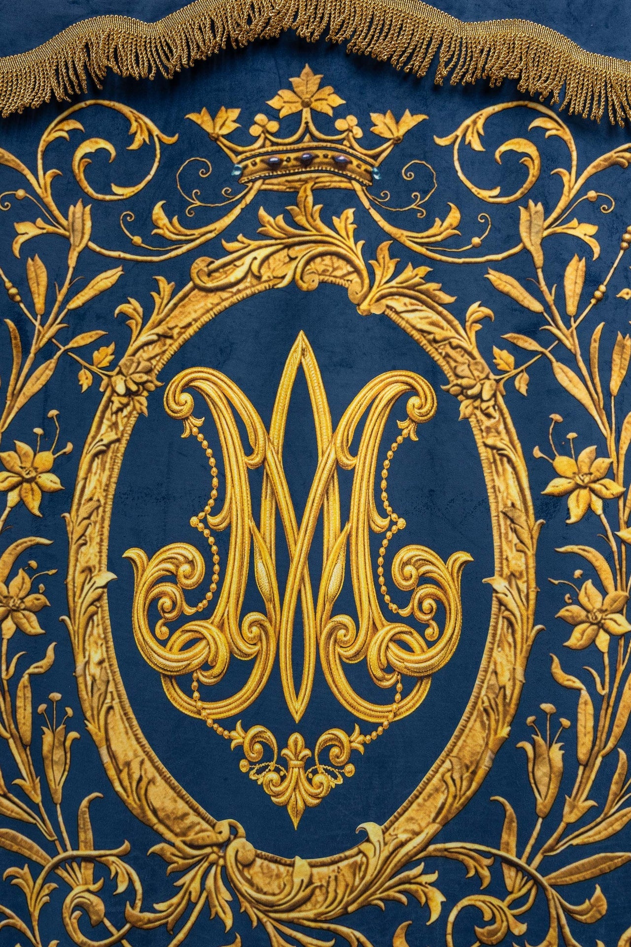 Stendardo liturgico stampato fronte-retro con l’immagine della Madonna Immacolata e monogramma mariano