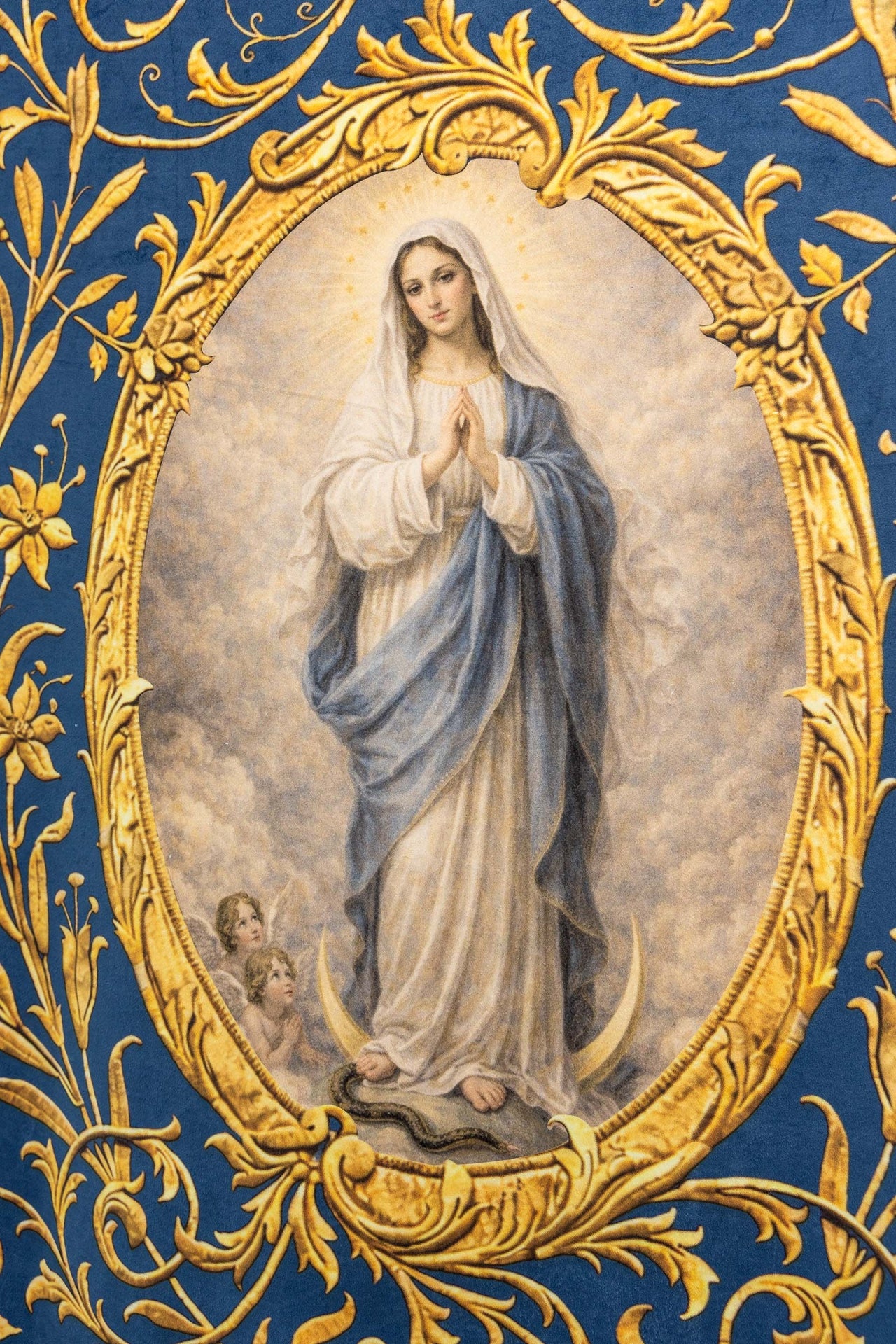 Stendardo liturgico stampato fronte-retro con l’immagine della Madonna Immacolata e monogramma mariano