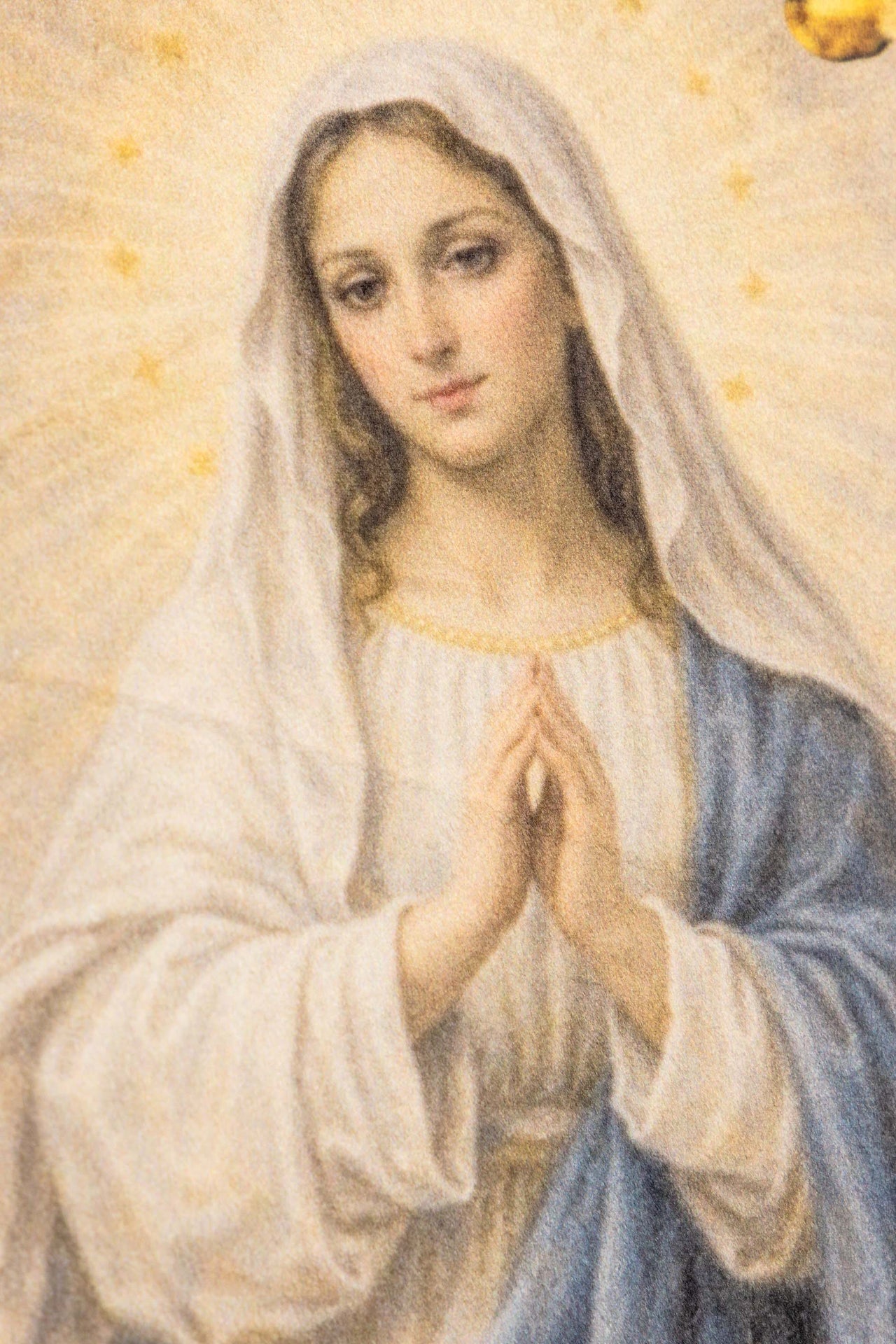 Stendardo liturgico stampato fronte-retro con l’immagine della Madonna Immacolata e monogramma mariano