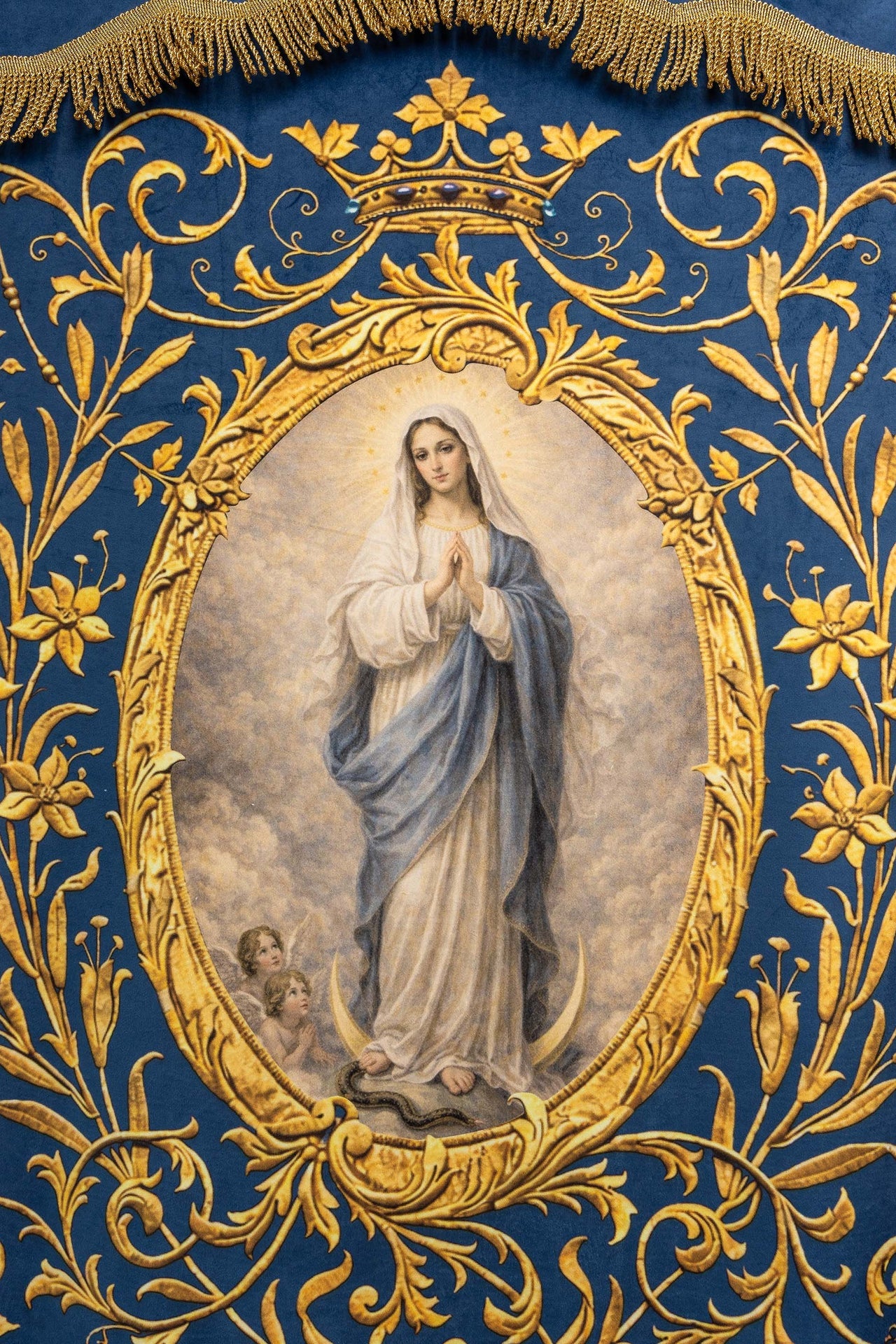 Stendardo liturgico stampato fronte-retro con l’immagine della Madonna Immacolata e monogramma mariano
