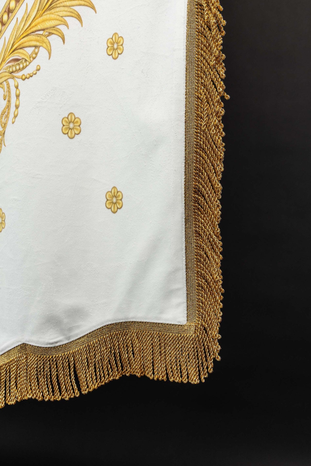 Stendardo liturgico stampato fronte-retro con l’immagine della Madonna Assunta e monogramma mariano