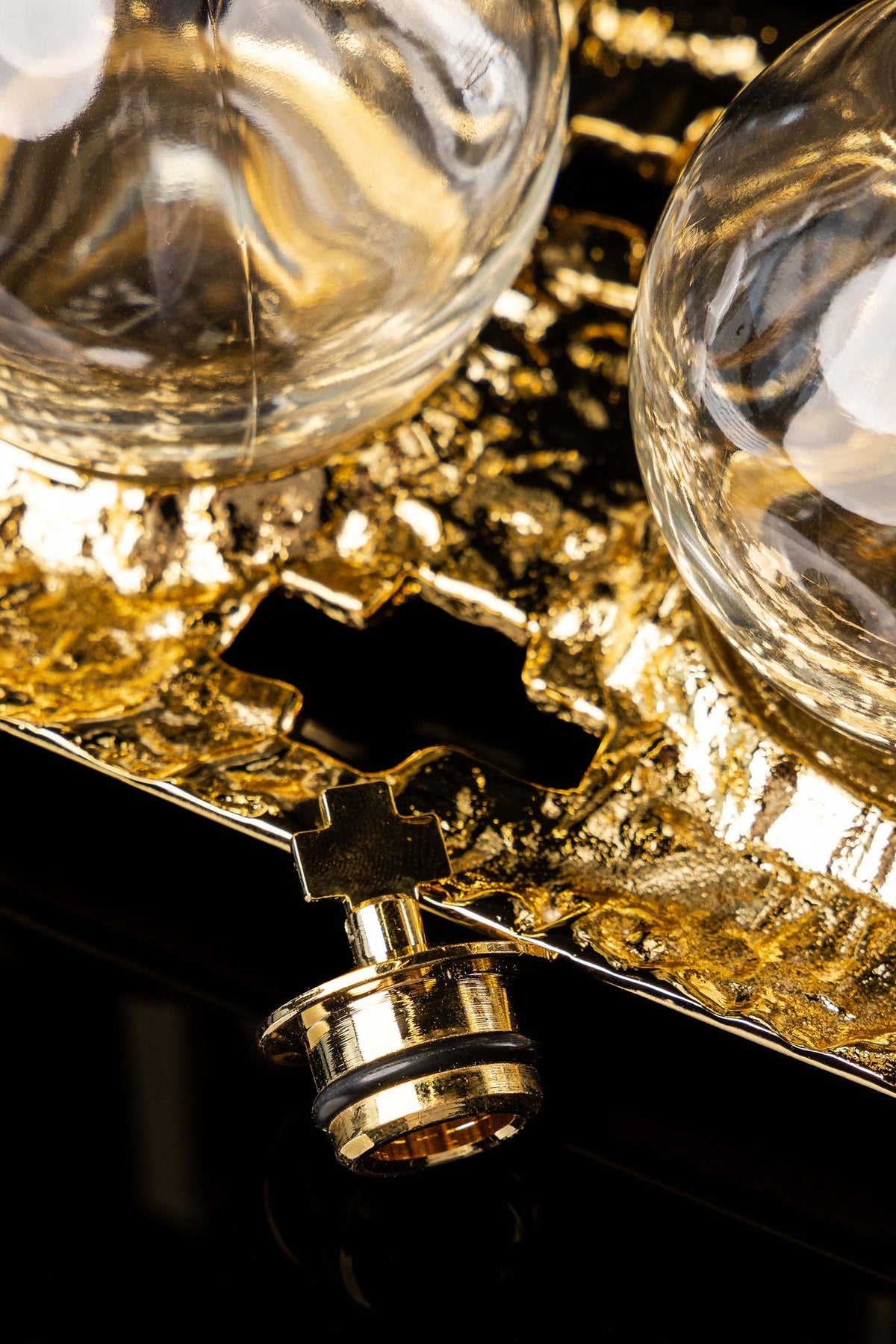Ampolline liturgiche per vino e acqua con vassoio placcato oro