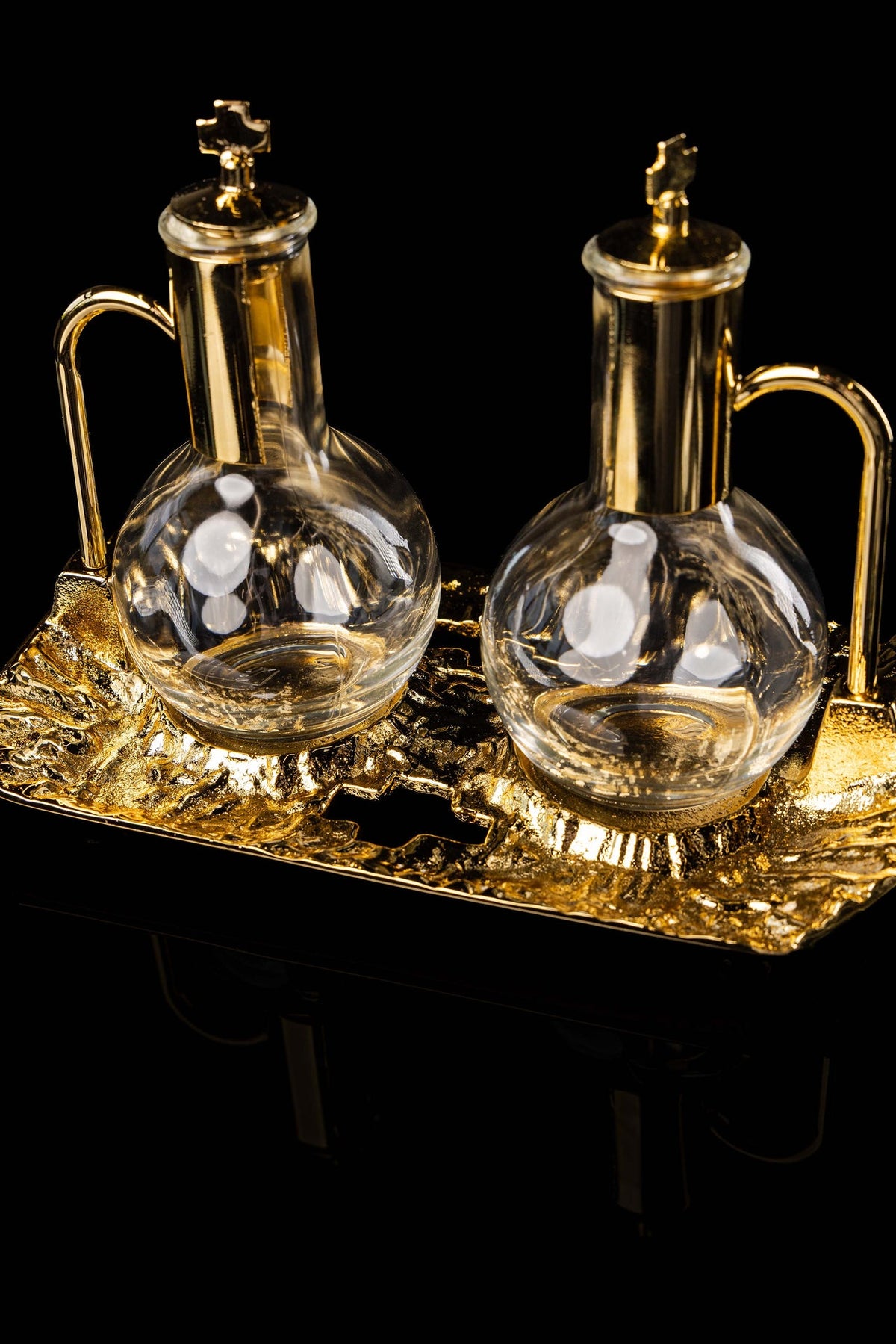Ampolline liturgiche per vino e acqua con vassoio placcato oro