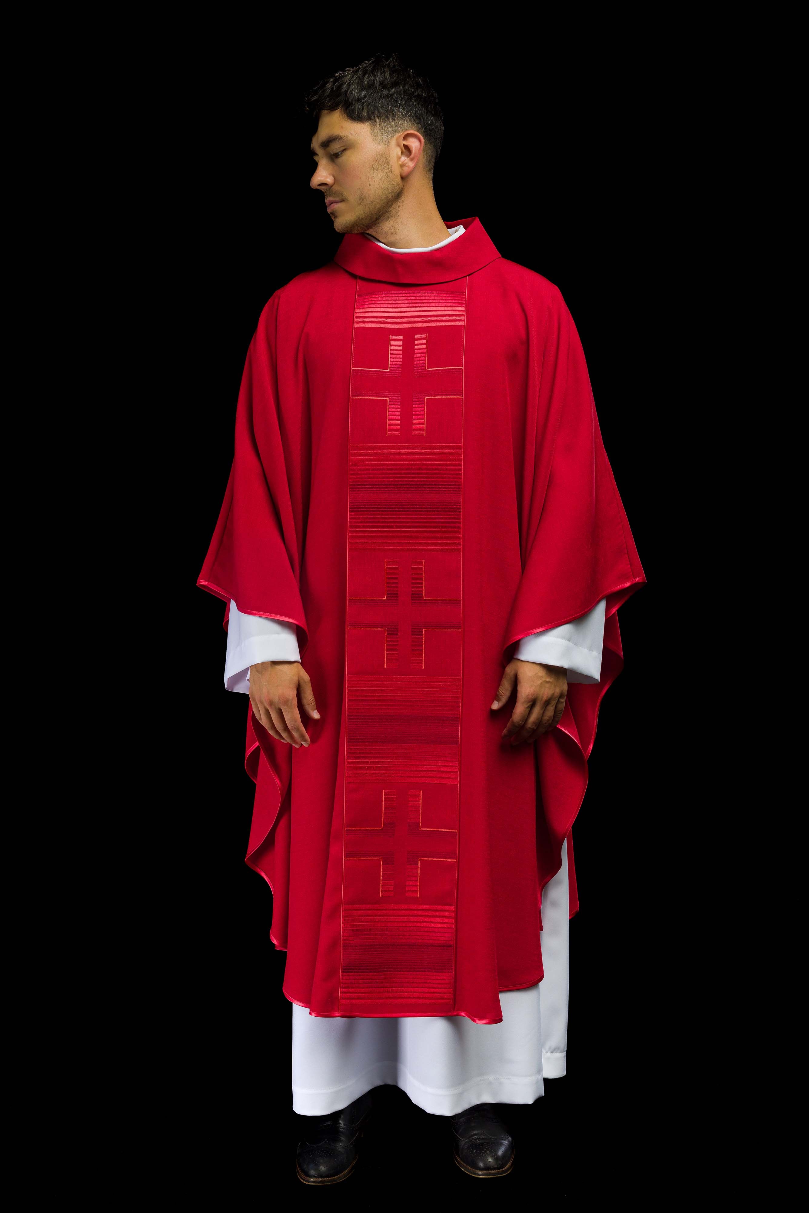 Casula rossa con decorazioni dorate