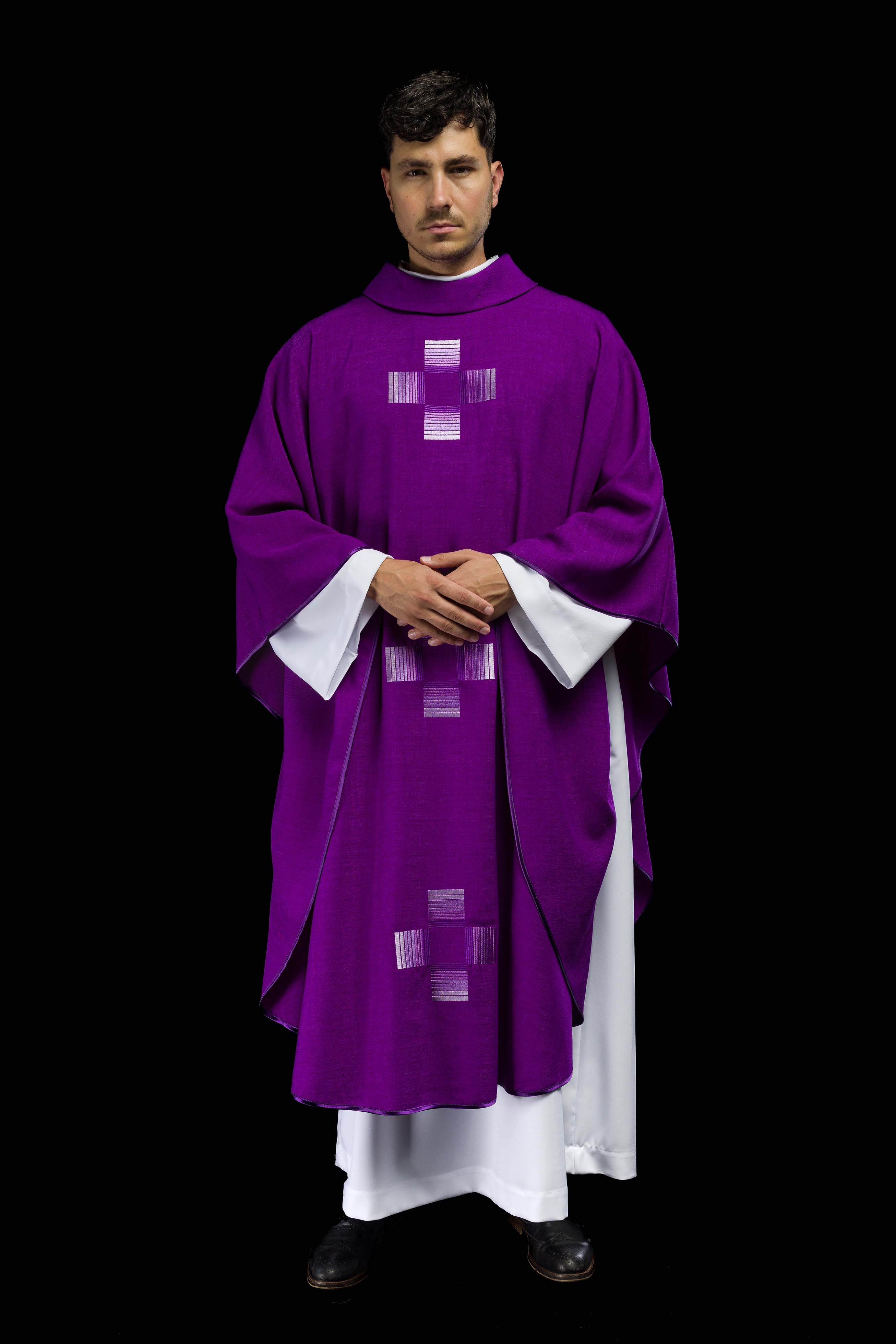 Casula viola ricamata con croci