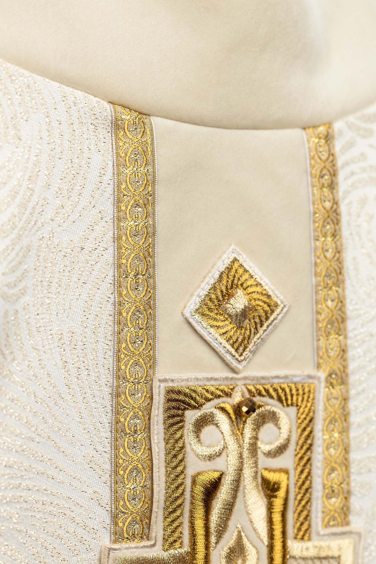 Casula con croce ricamata e pietre naturali, Handmade 7012