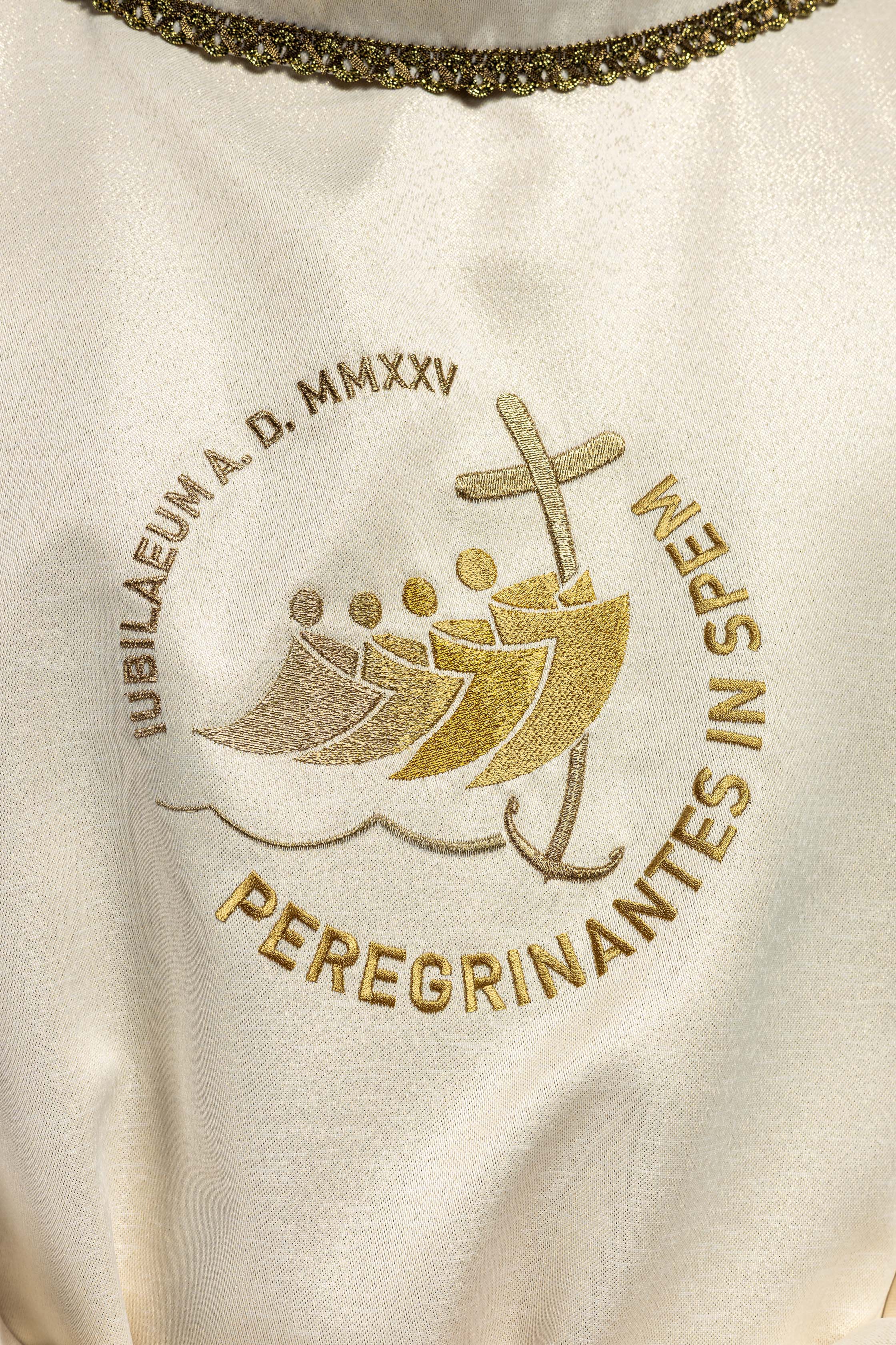 Ornat z haftem JUBILEUSZ RZYM 2025 na połyskującej tkaninie ecru - ORNATY.PL