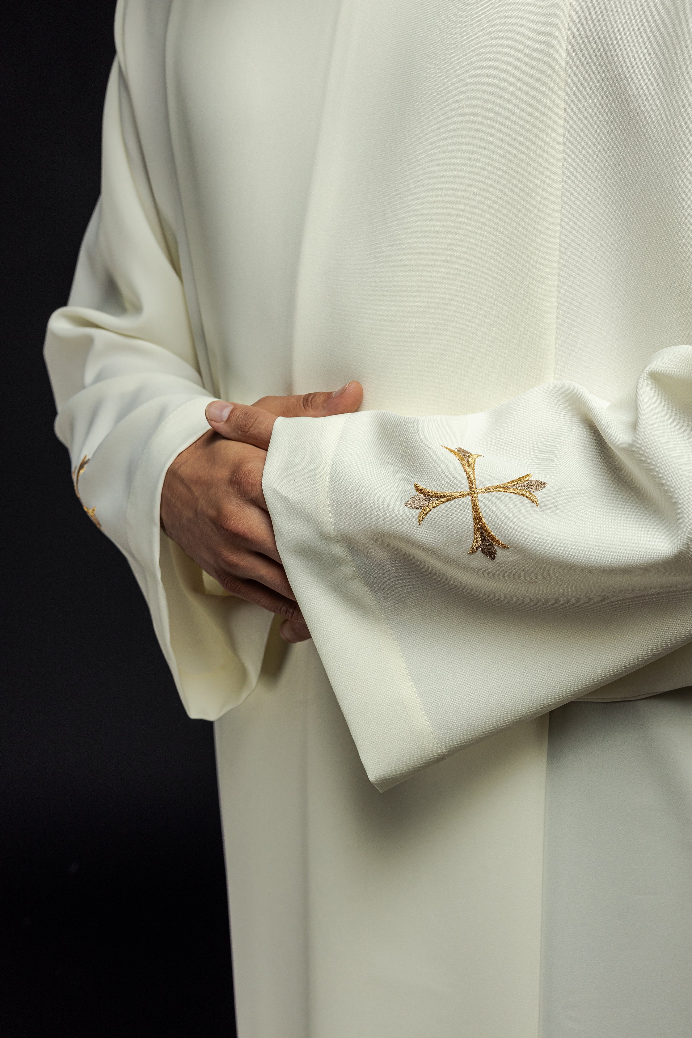 Camice Sacerdotale con collo alto e ricamo di croci ecru