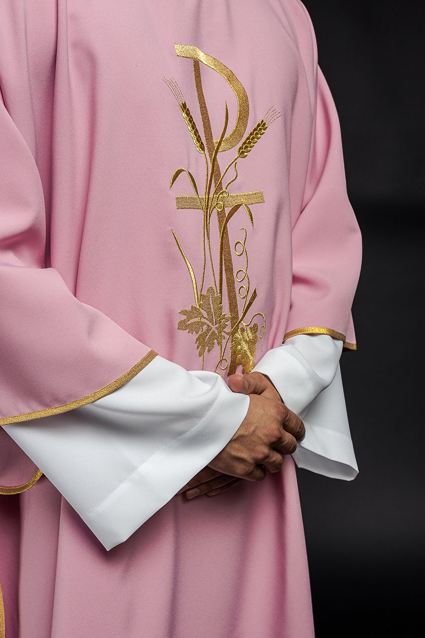 Dalmatica rosa con ricamo a croce Pax oro