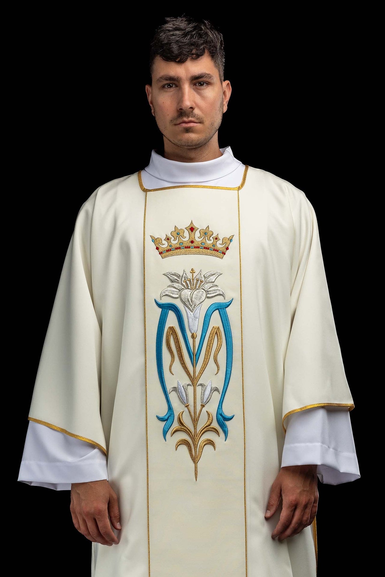 Dalmatica ecru ricamata con simbolo mariano