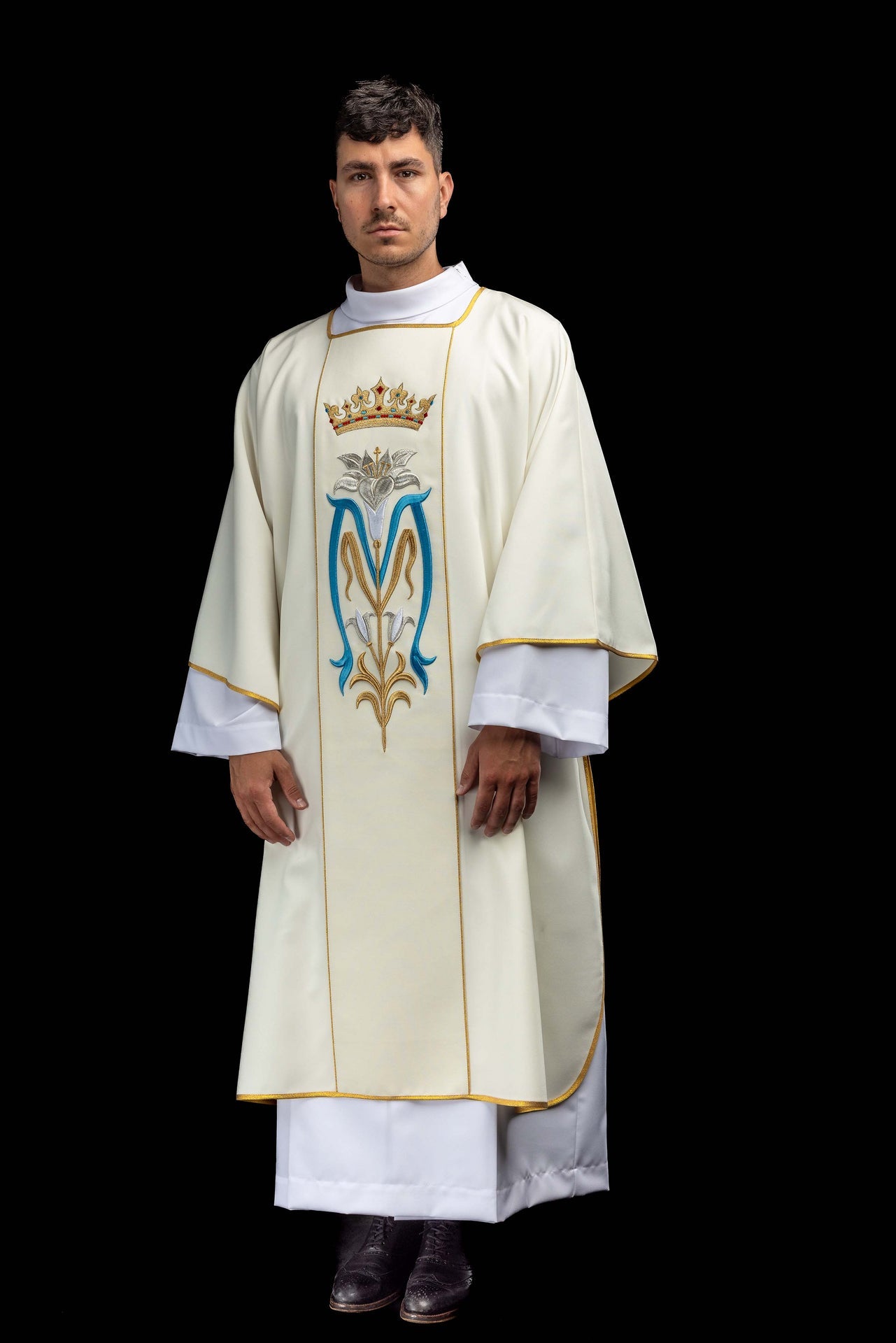 Dalmatica ecru ricamata con simbolo mariano