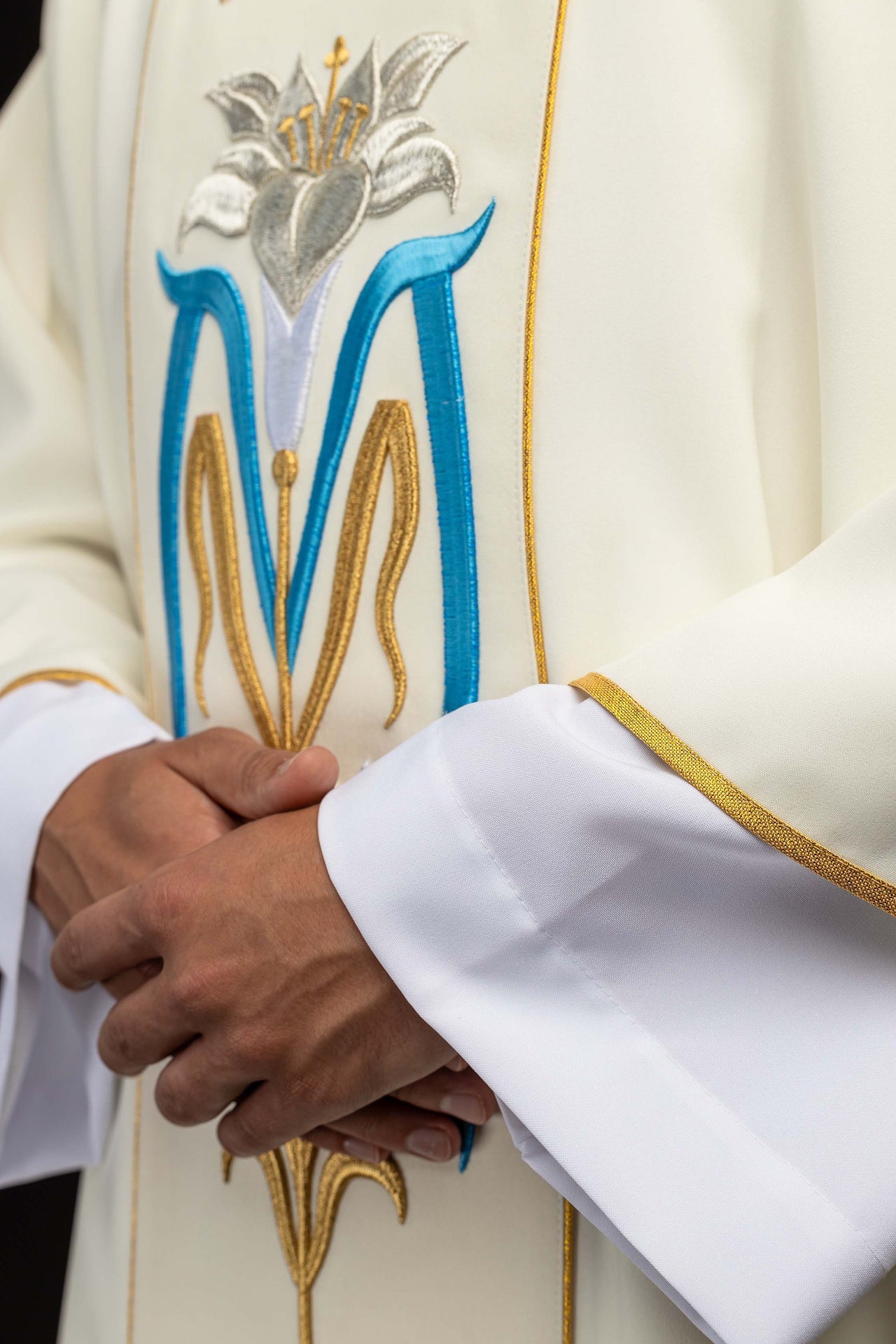 Dalmatica ecru ricamata con simbolo mariano