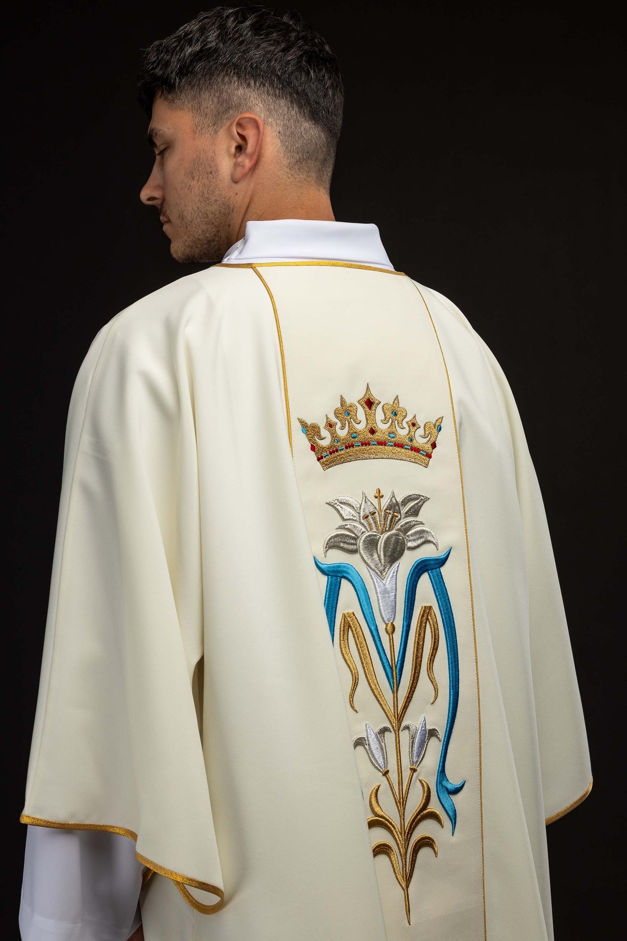 Dalmatica ecru ricamata con simbolo mariano