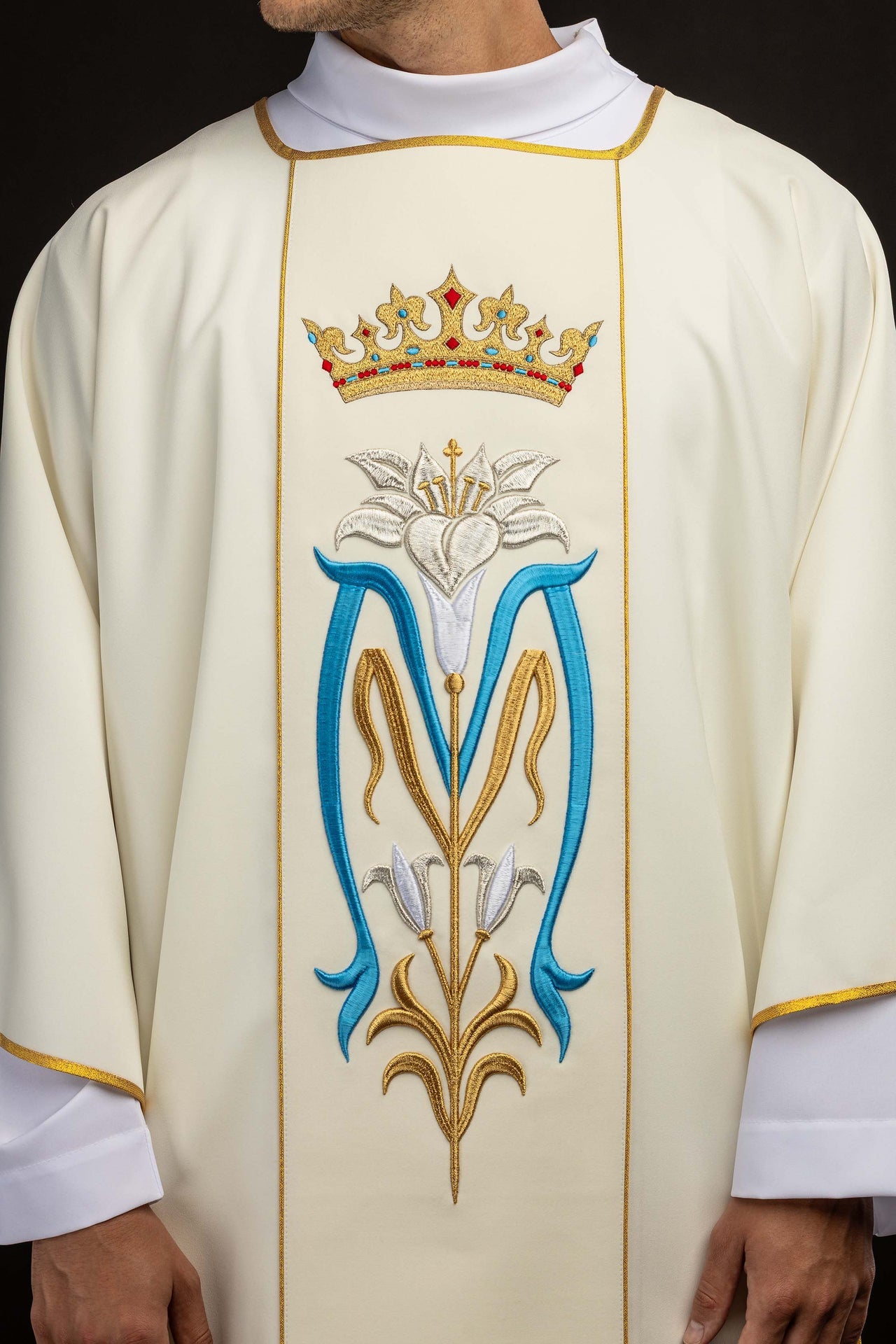 Dalmatica ecru ricamata con simbolo mariano