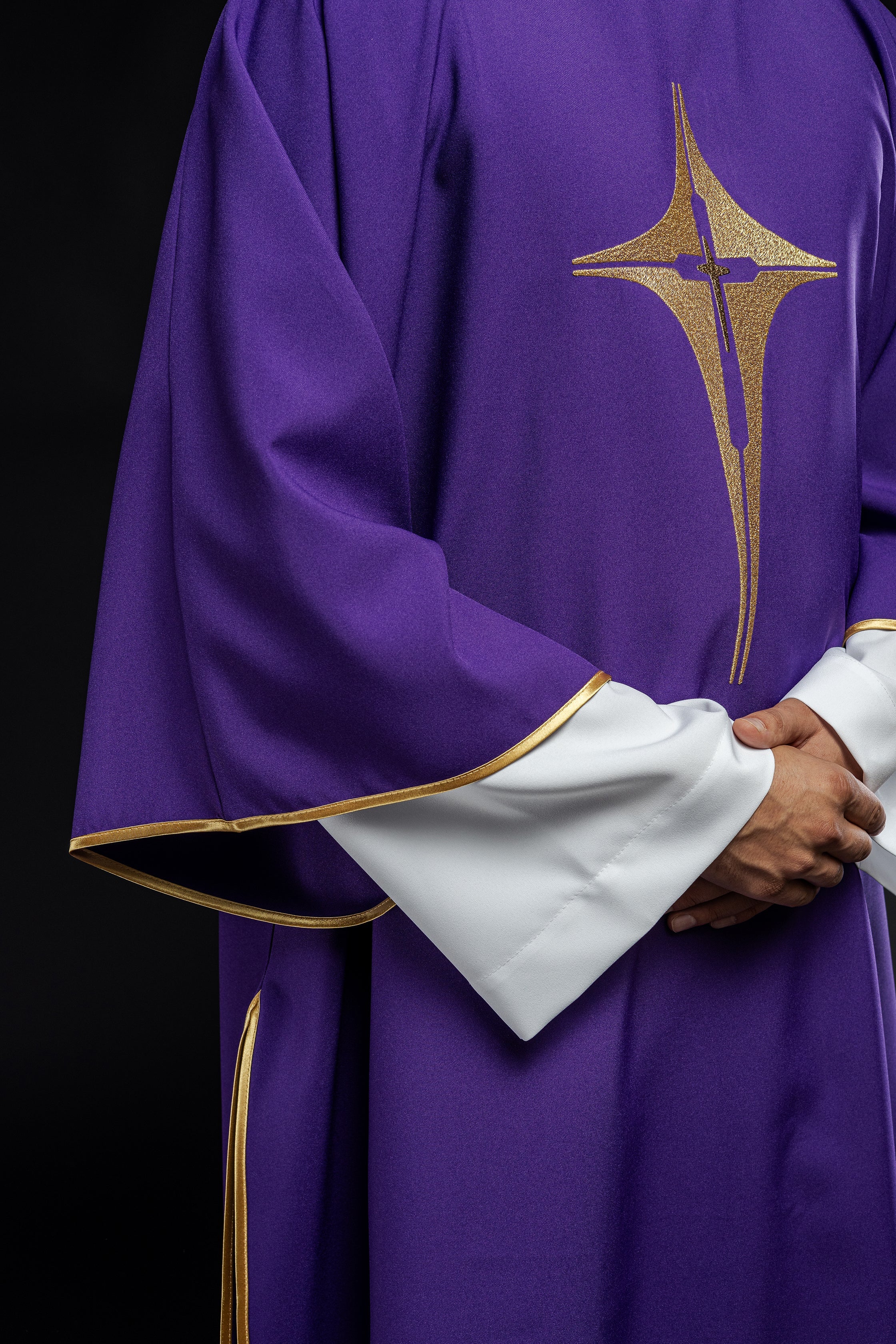 Dalmatica viola con croce ricamata in oro