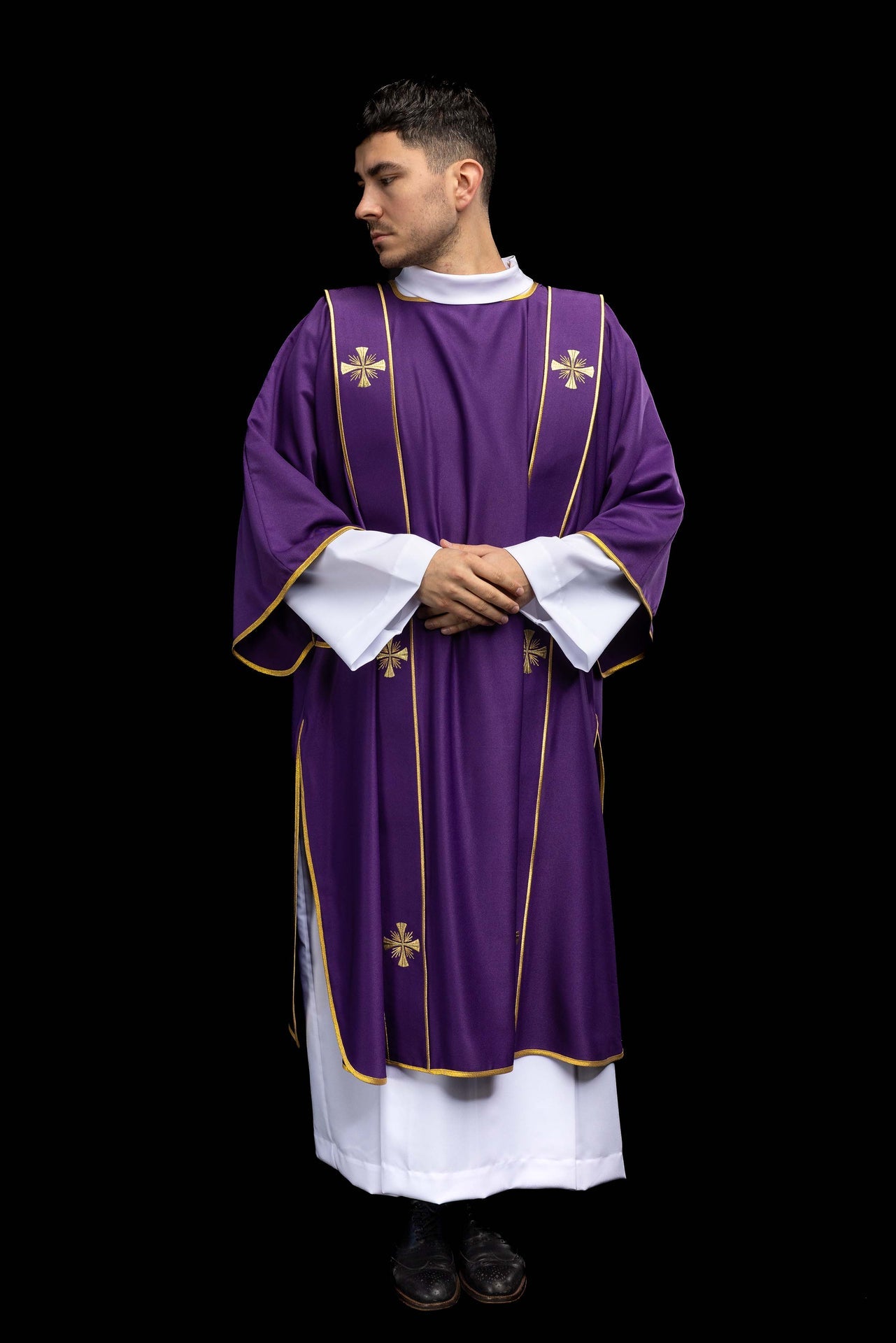 Dalmatyka z pasami i haftowanymi złotymi krzyżami fioletowa - ORNATY.PL