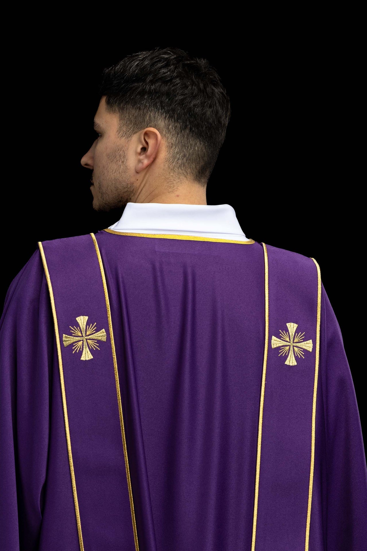 Dalmatyka z pasami i haftowanymi złotymi krzyżami fioletowa - ORNATY.PL