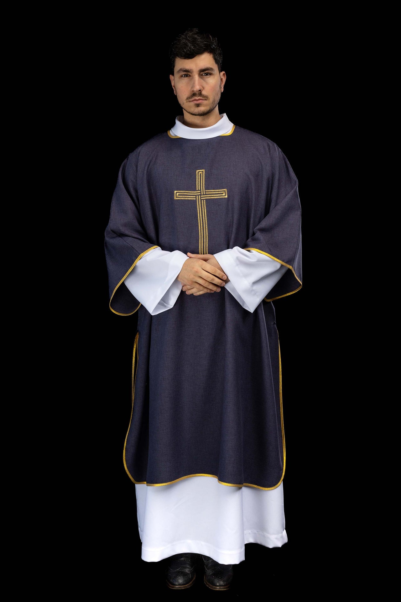 Fioletowa dalmatyka z haftowanym złotym krzyżem - ORNATY.PL