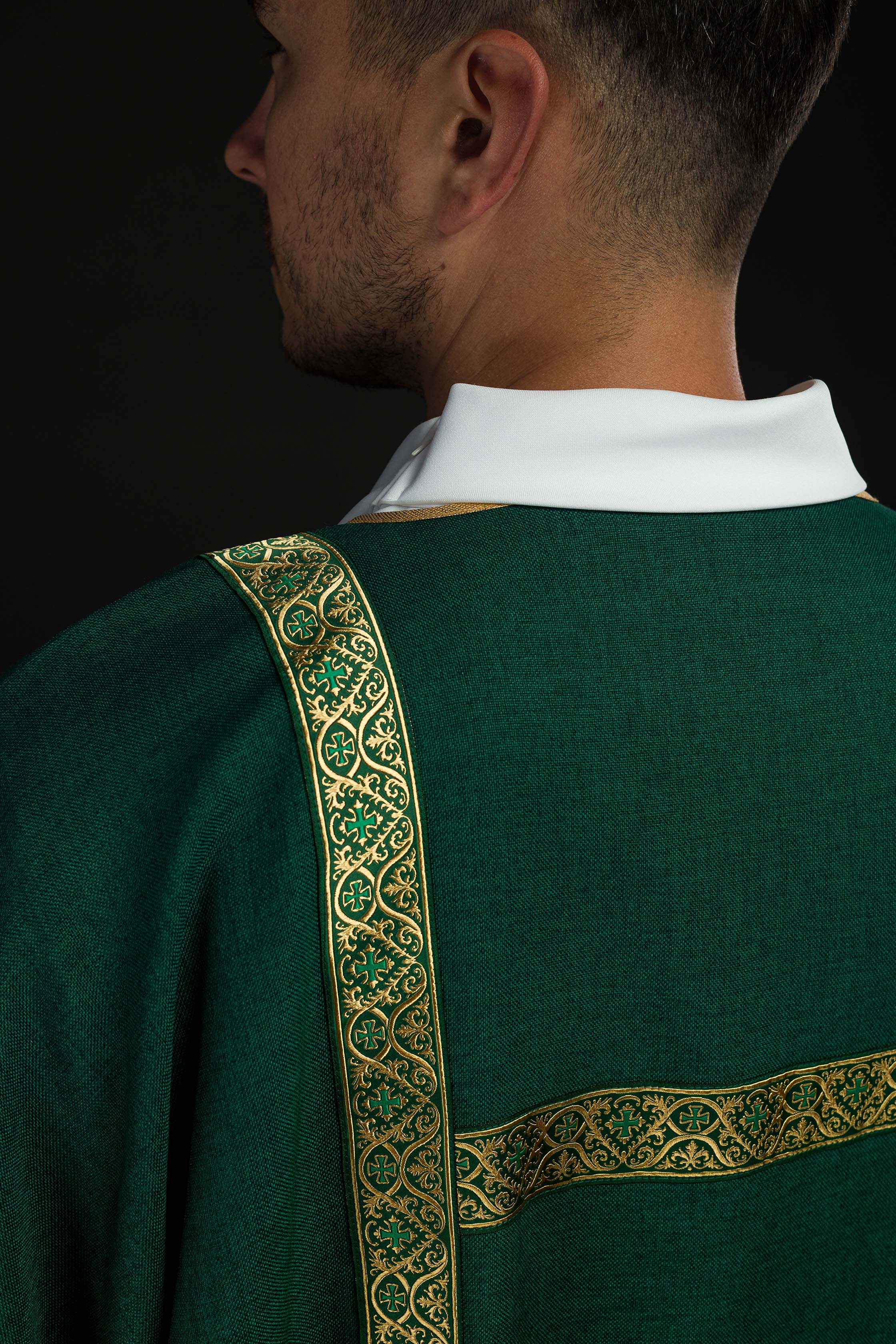 Dalmatica verde ornata con nastri jacquard dorati