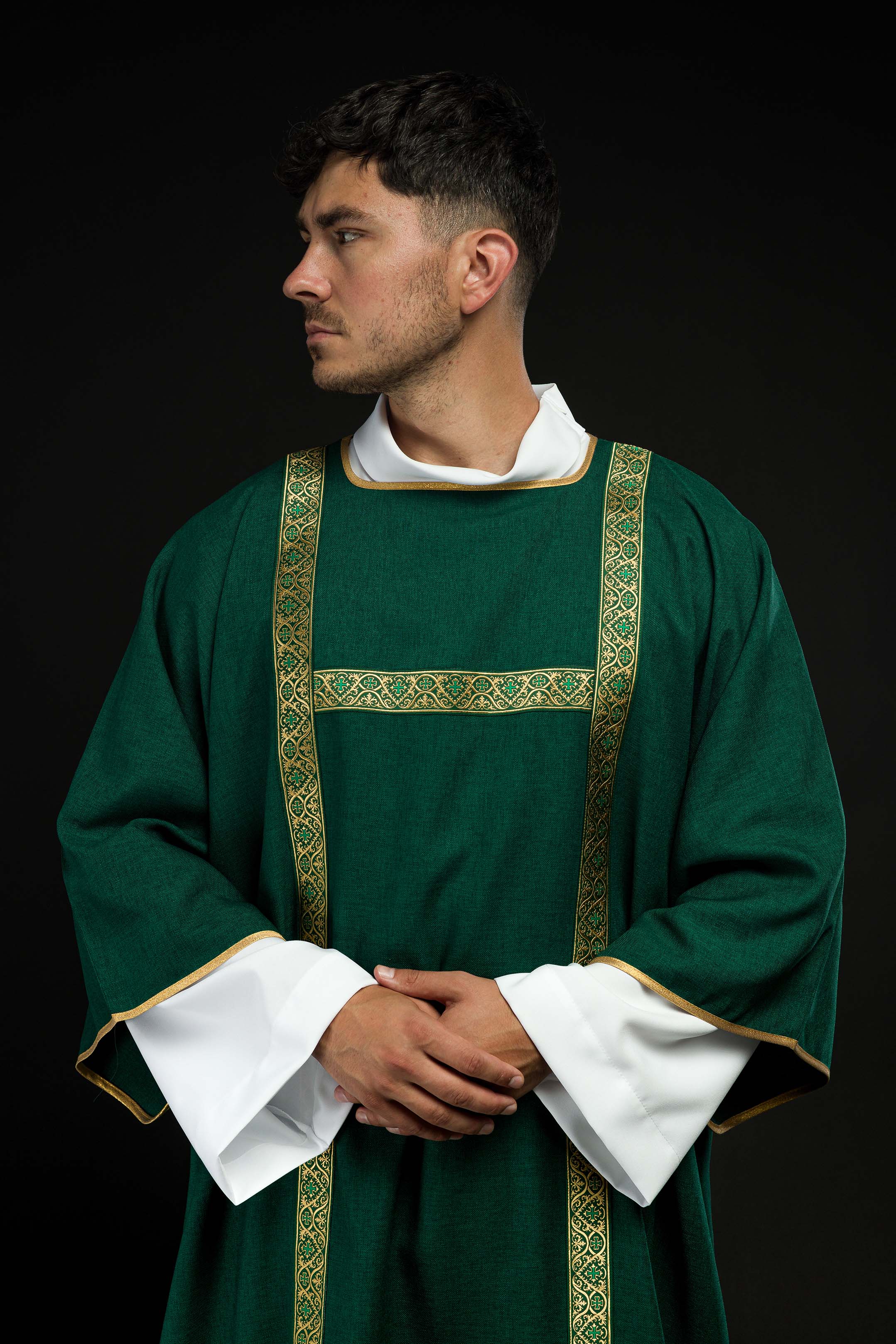 Dalmatica verde ornata con nastri jacquard dorati