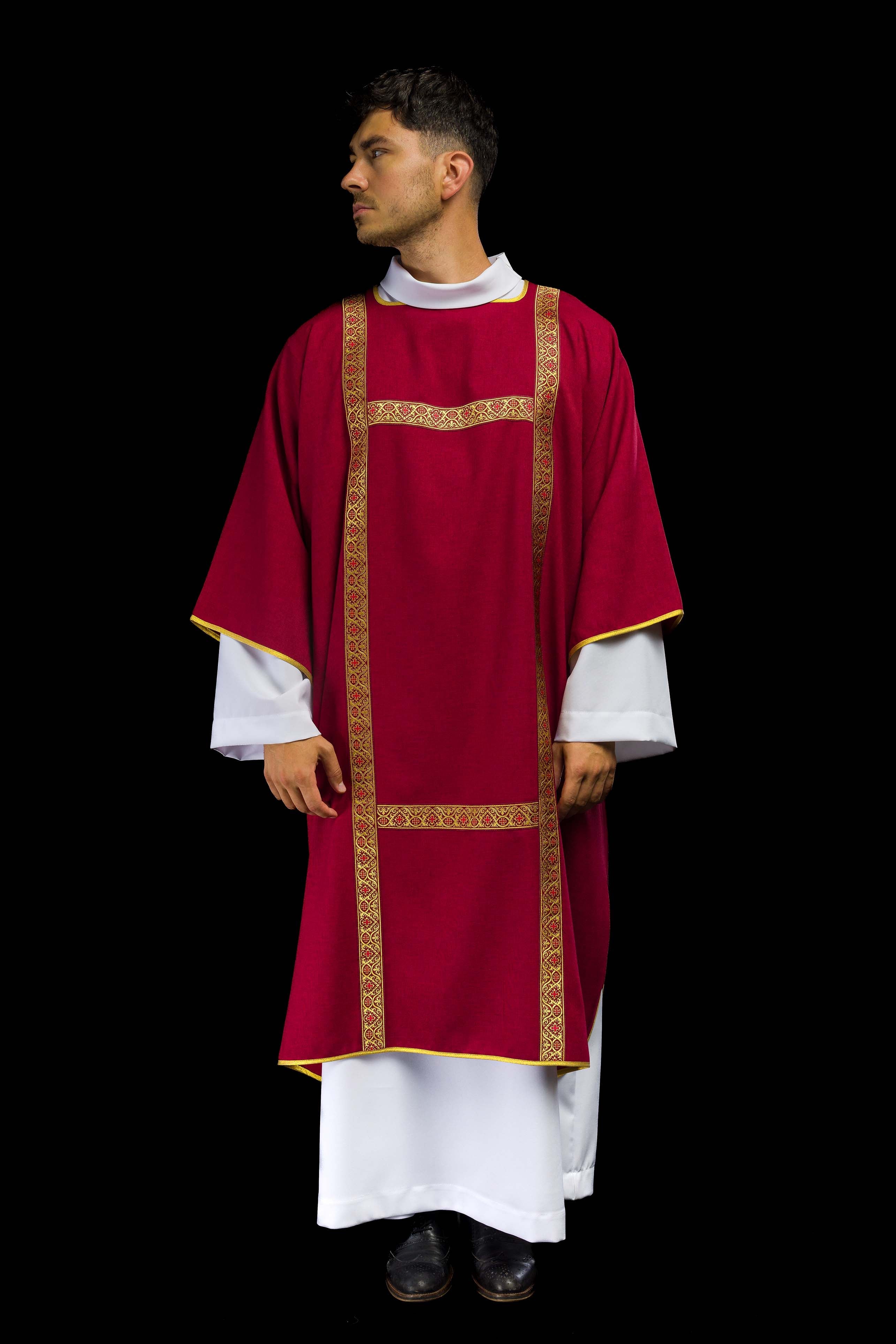 Dalmatica rossa ornata con nastri jacquard dorati