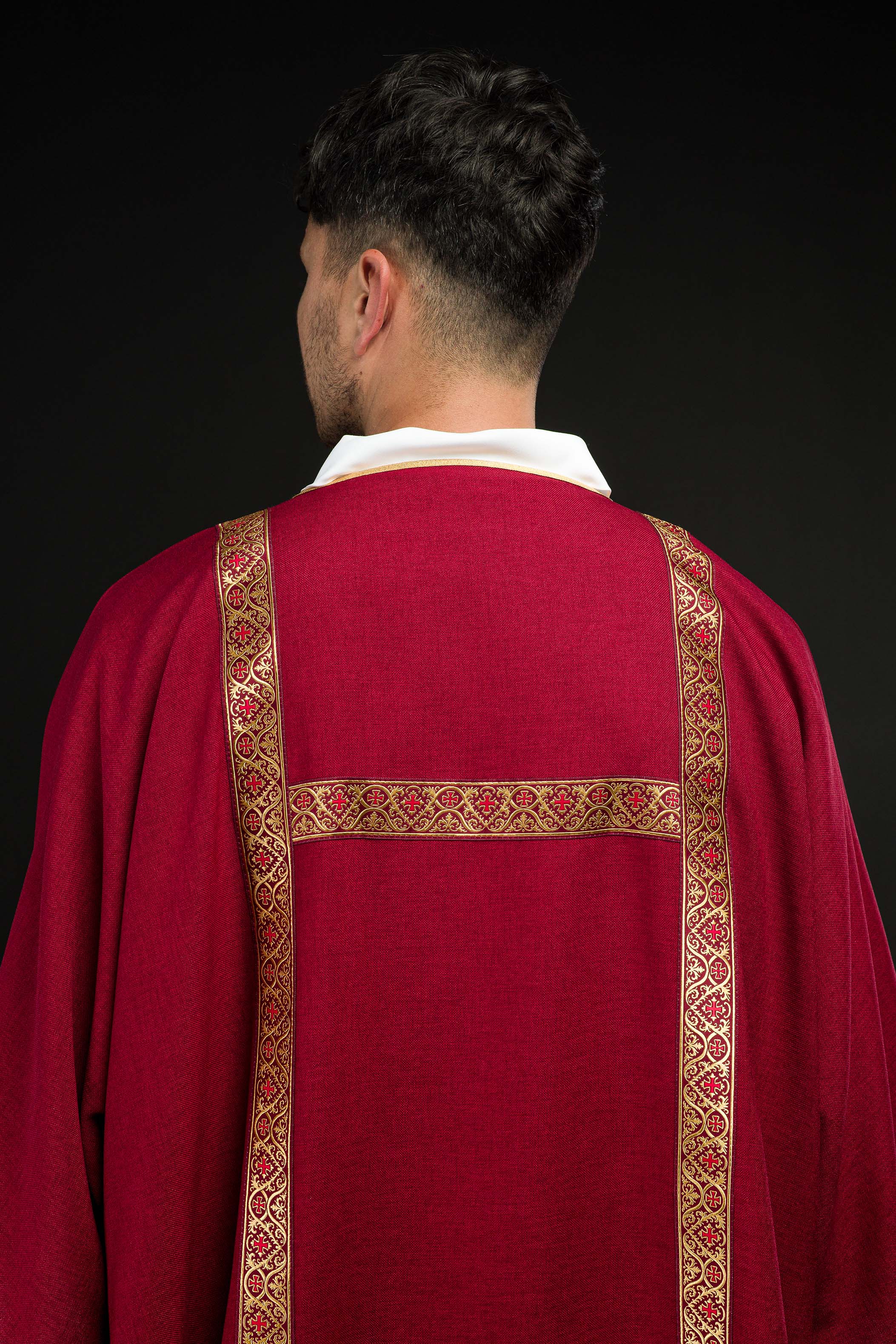 Dalmatica rossa ornata con nastri jacquard dorati