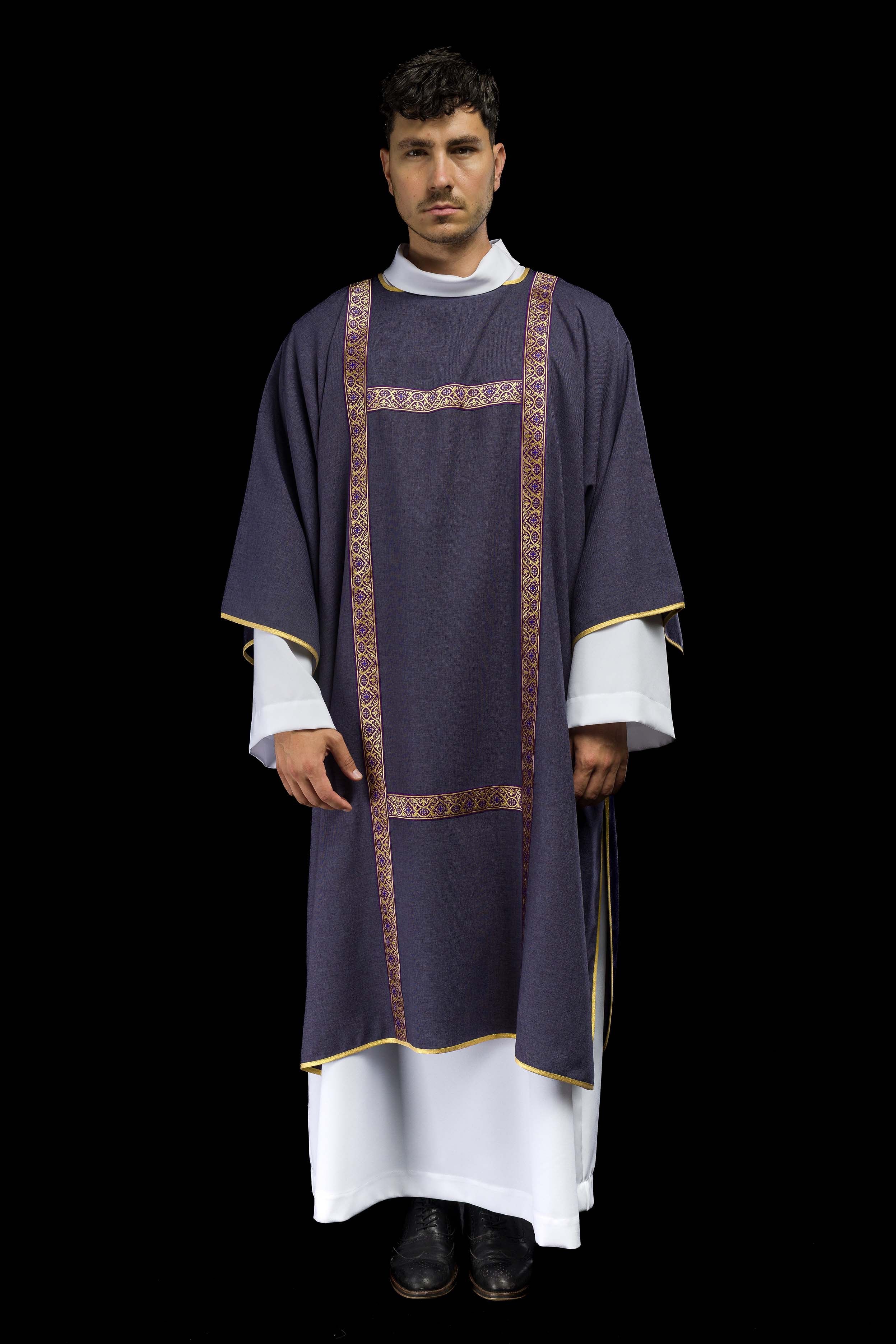 Dalmatica viola ornata con nastri jacquard dorati