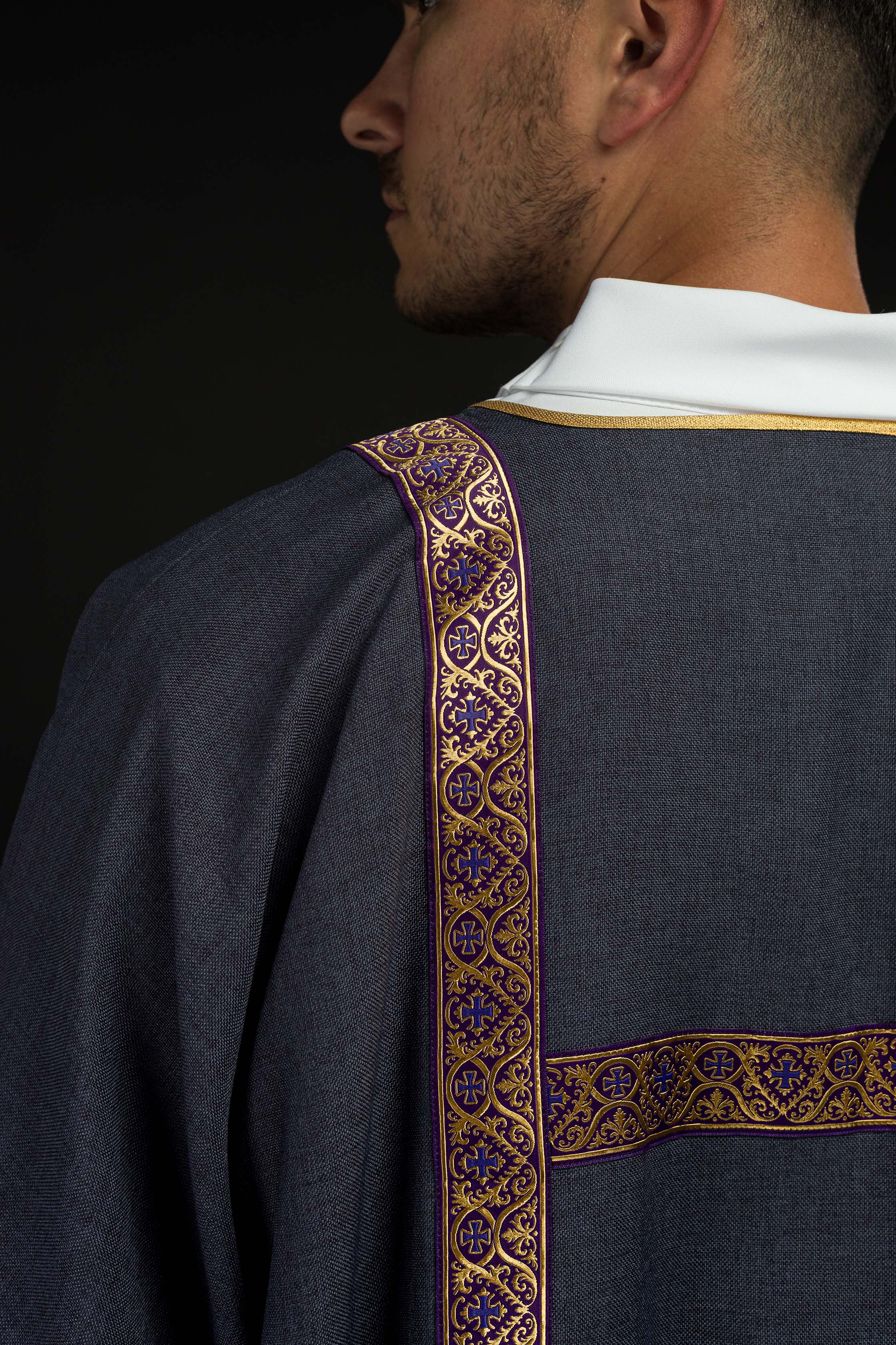 Dalmatica viola ornata con nastri jacquard dorati
