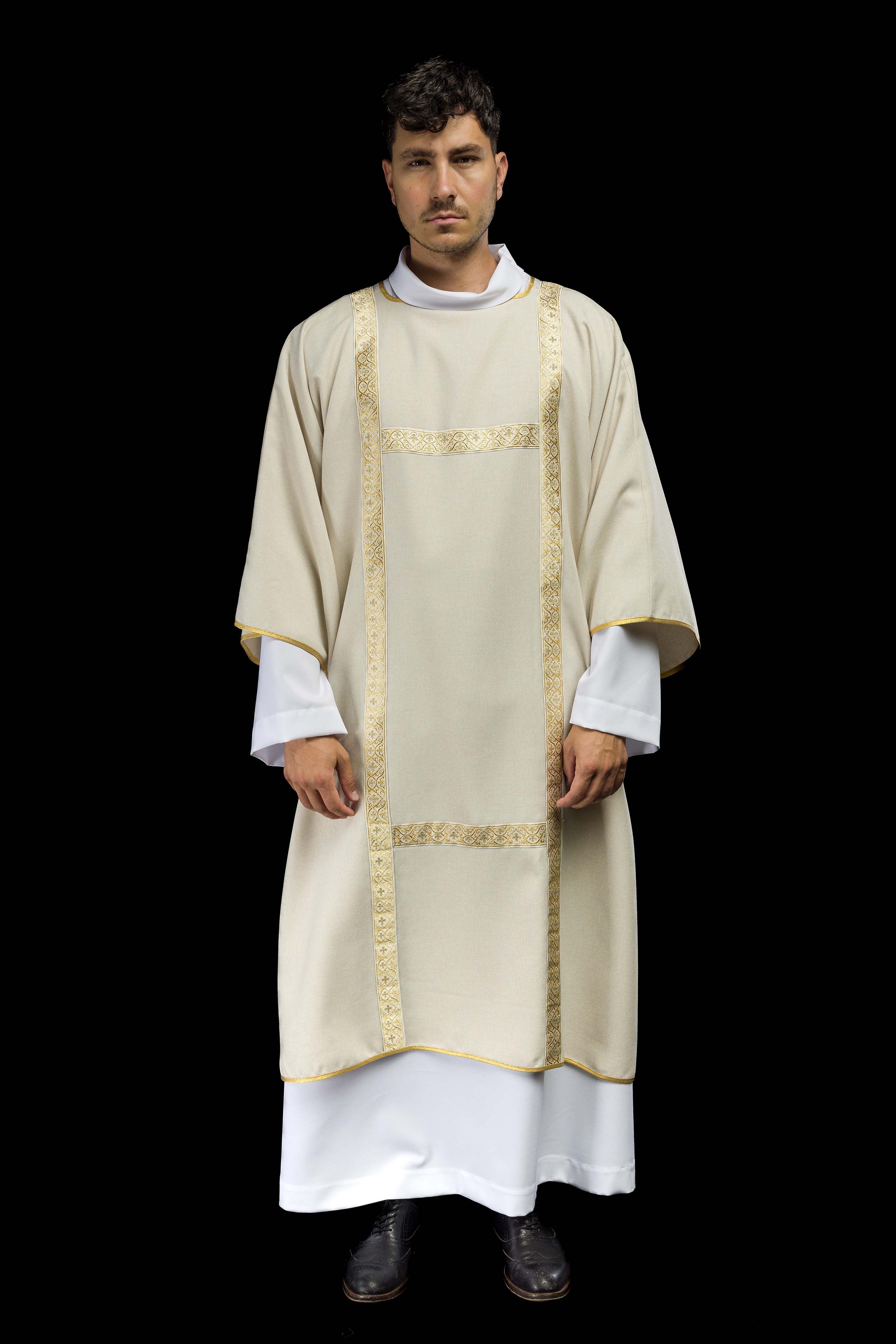 Dalmatica color ecru ornata con nastri jacquard dorati