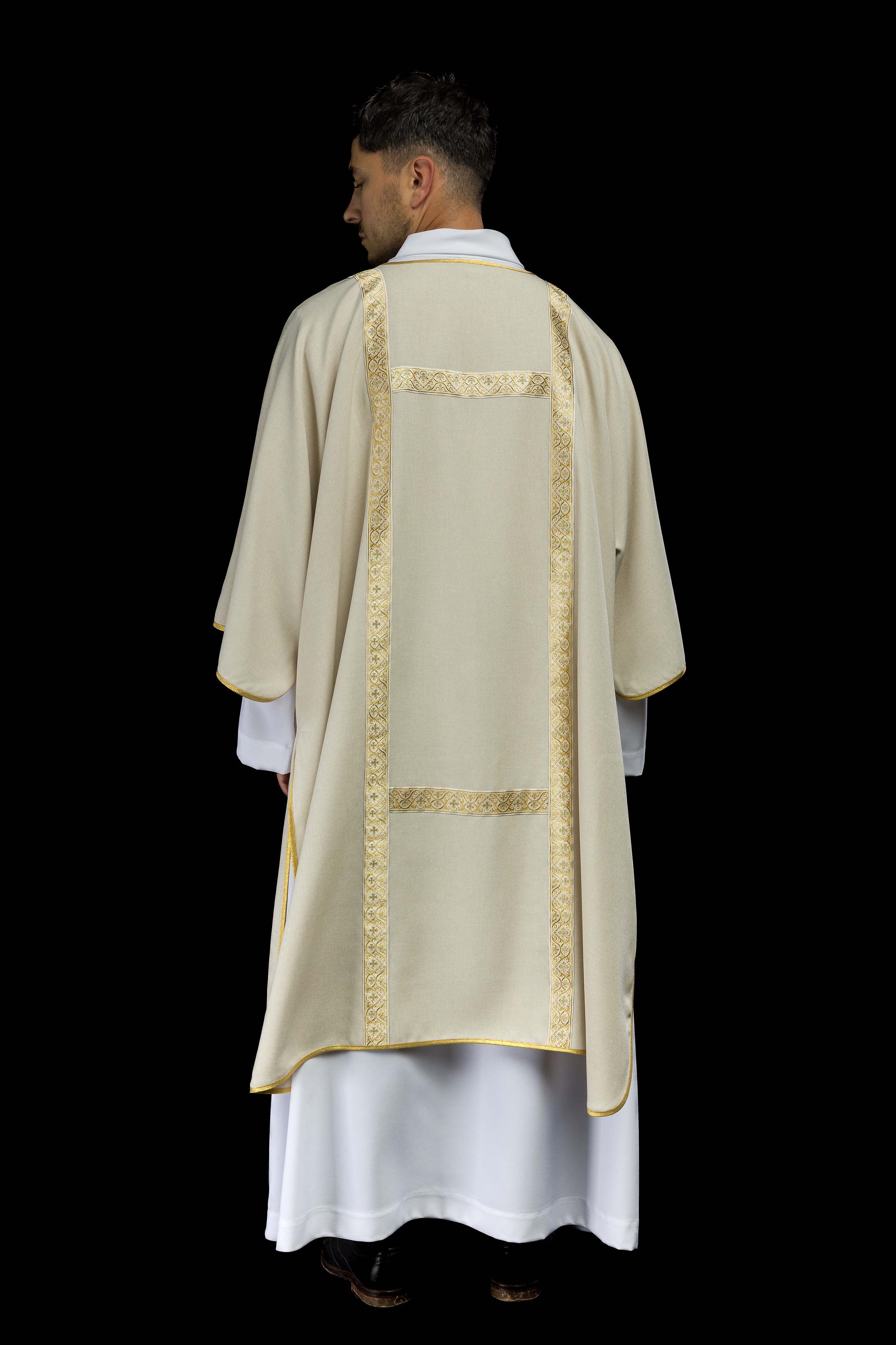 Dalmatica color ecru ornata con nastri jacquard dorati