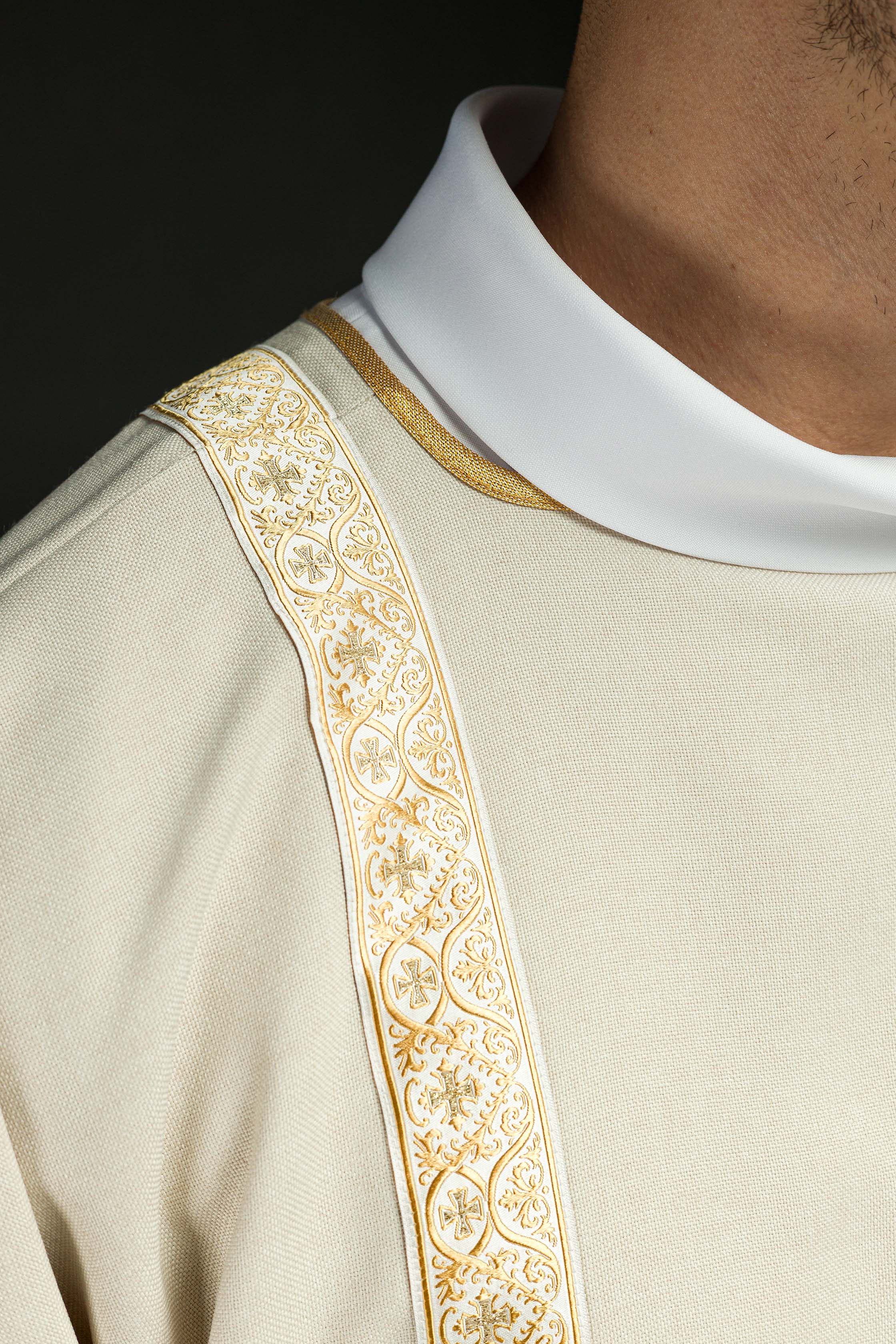 Dalmatica color ecru ornata con nastri jacquard dorati