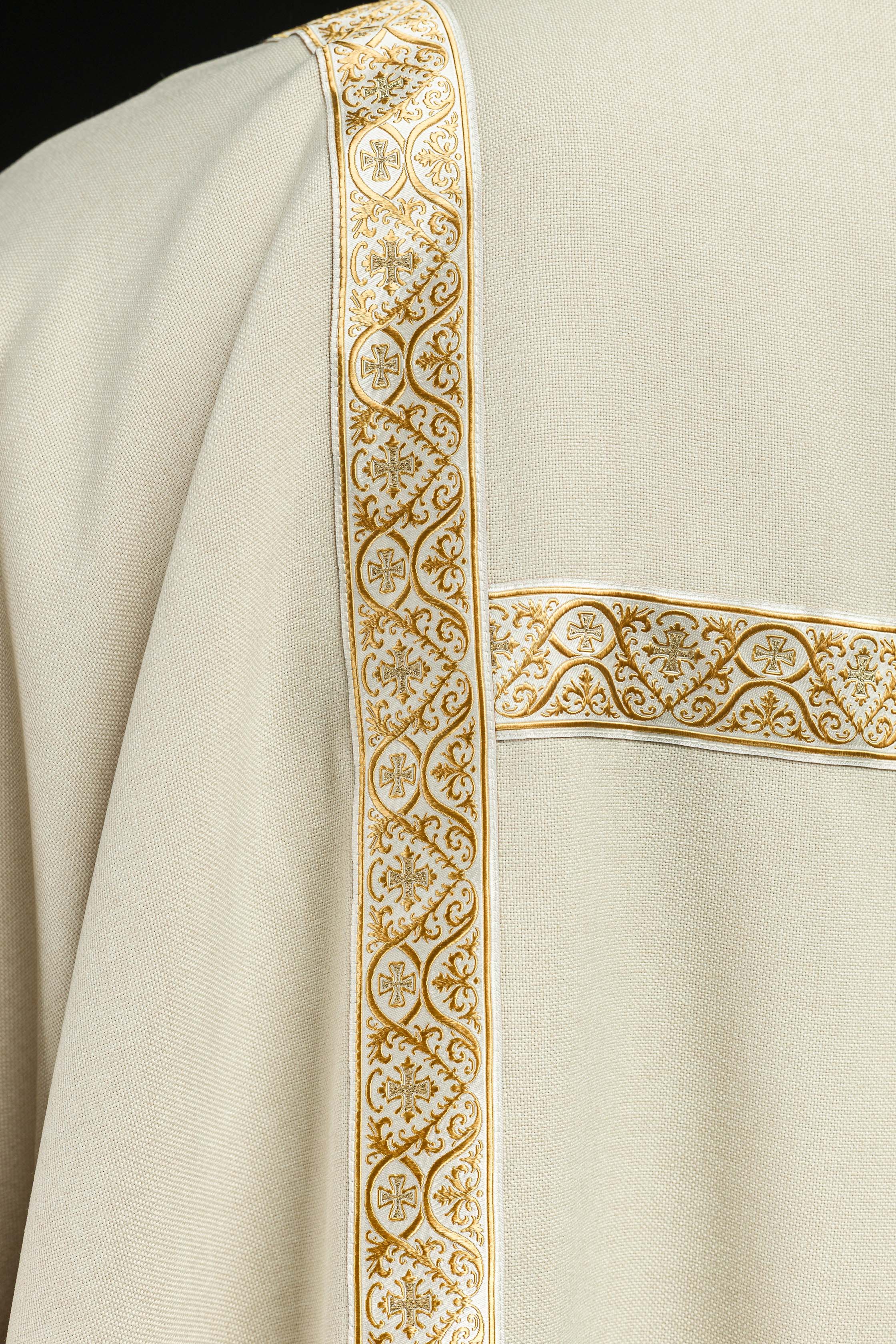 Dalmatica color ecru ornata con nastri jacquard dorati