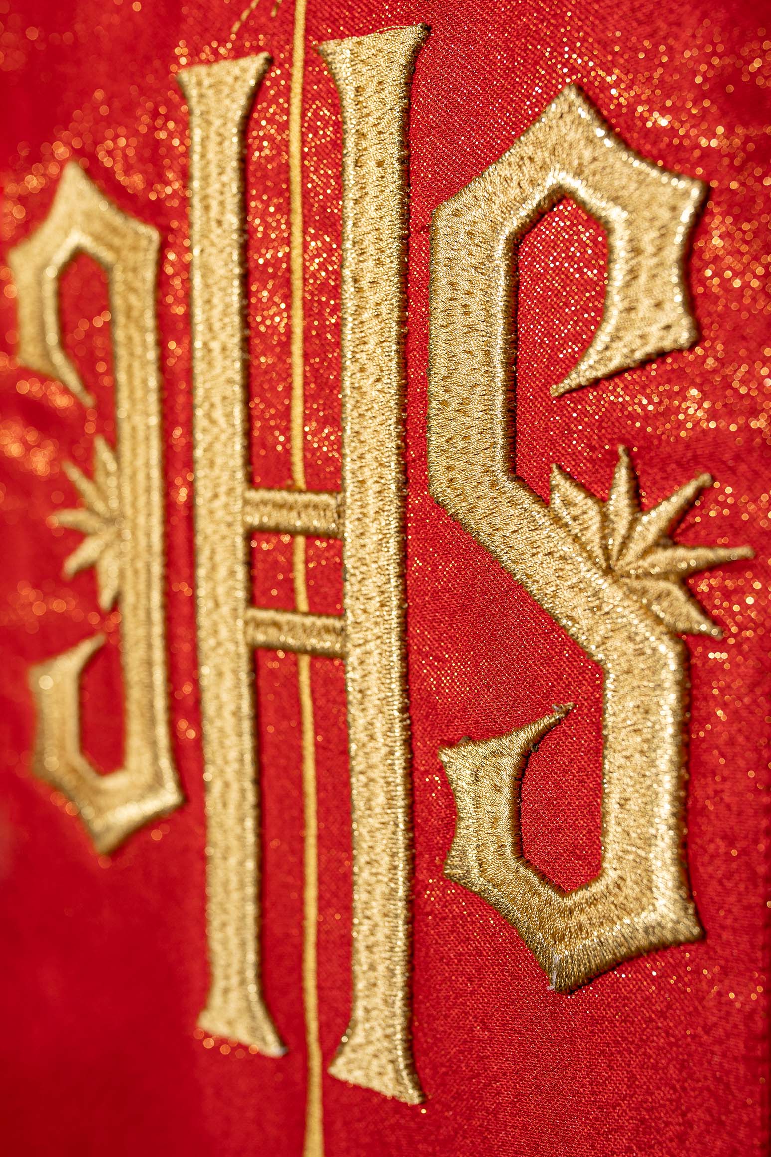 Pianeta rossa riccamente decorata con motivo dorato e ampia fascia IHS