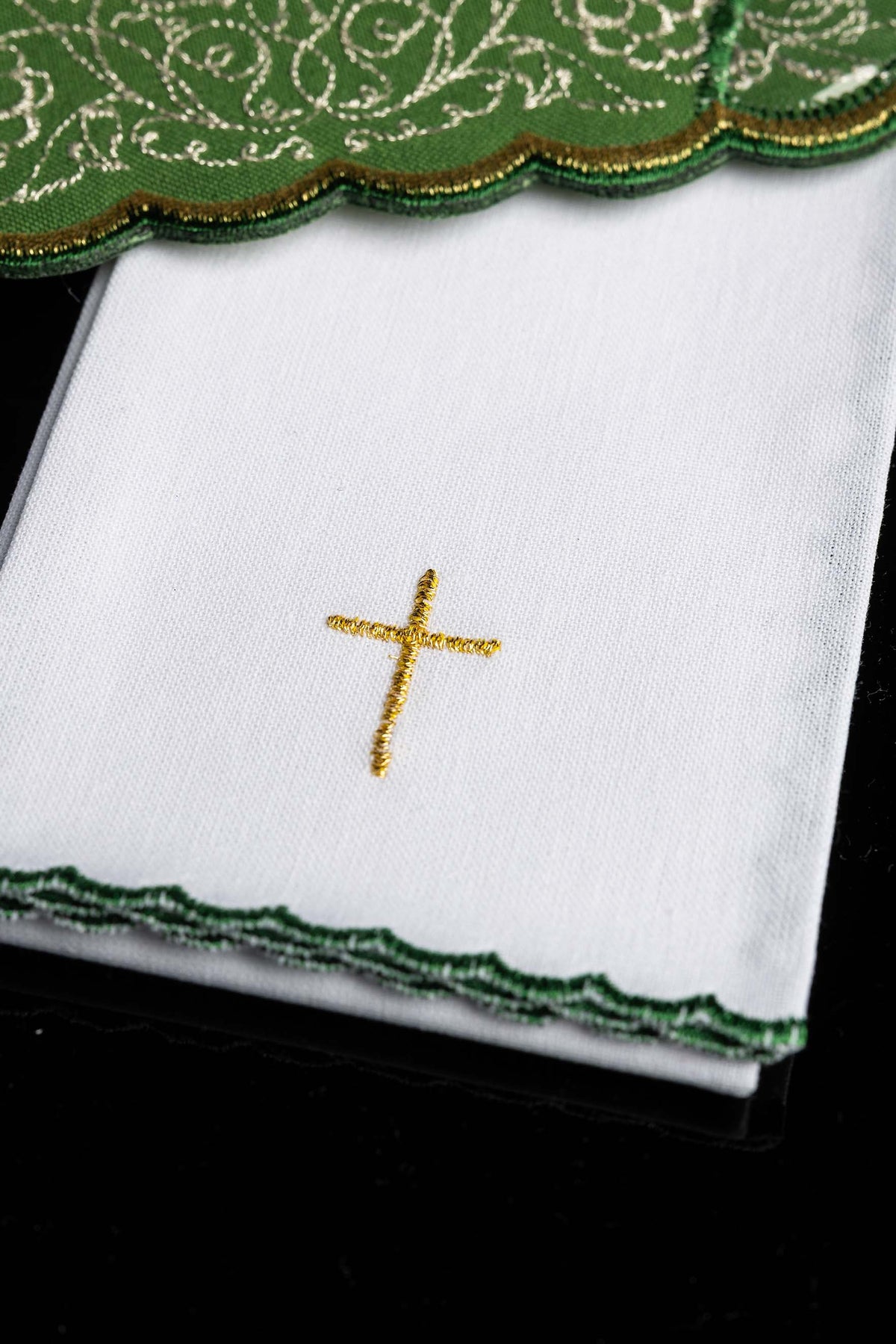 Servizio da messa ricamato con motivo della croce colore verde