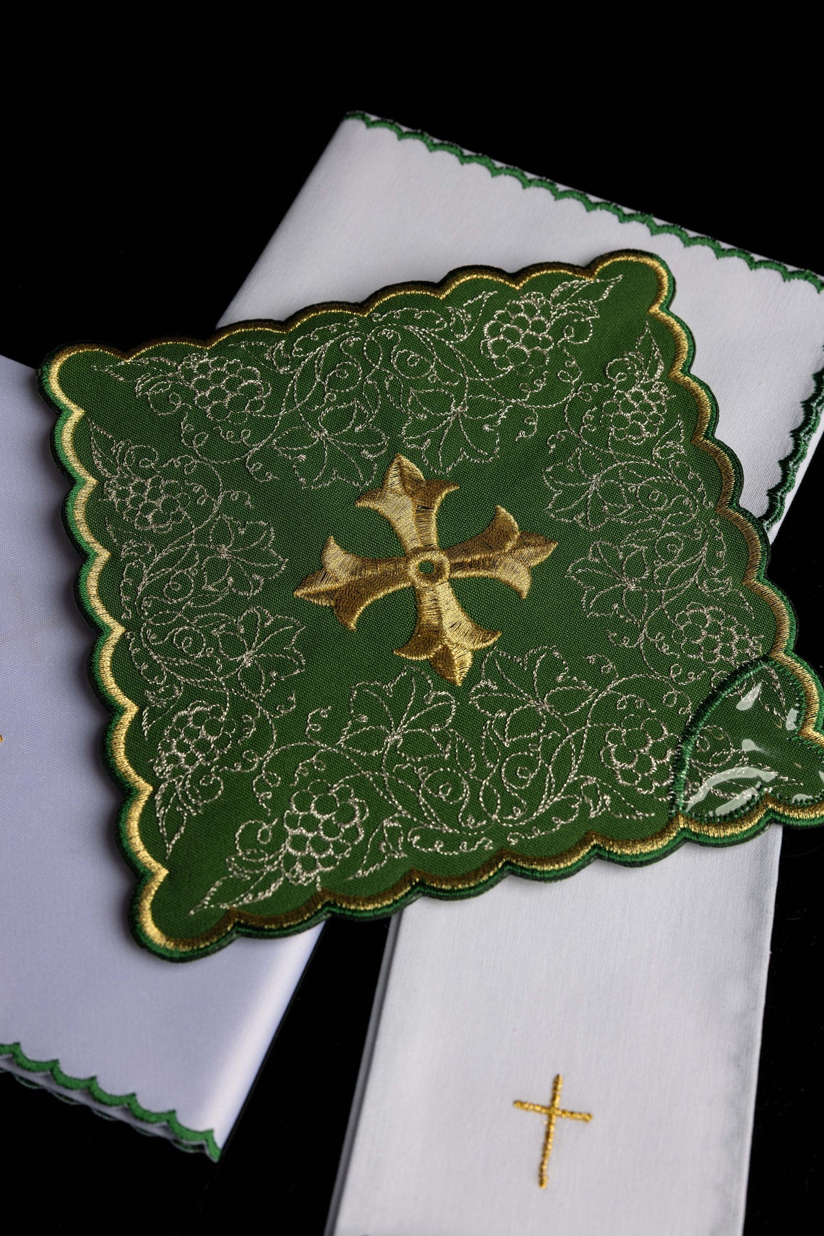 Servizio da messa ricamato con motivo della croce colore verde